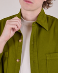 Cropped Overshirt in Summer Olive front close up on Quinn