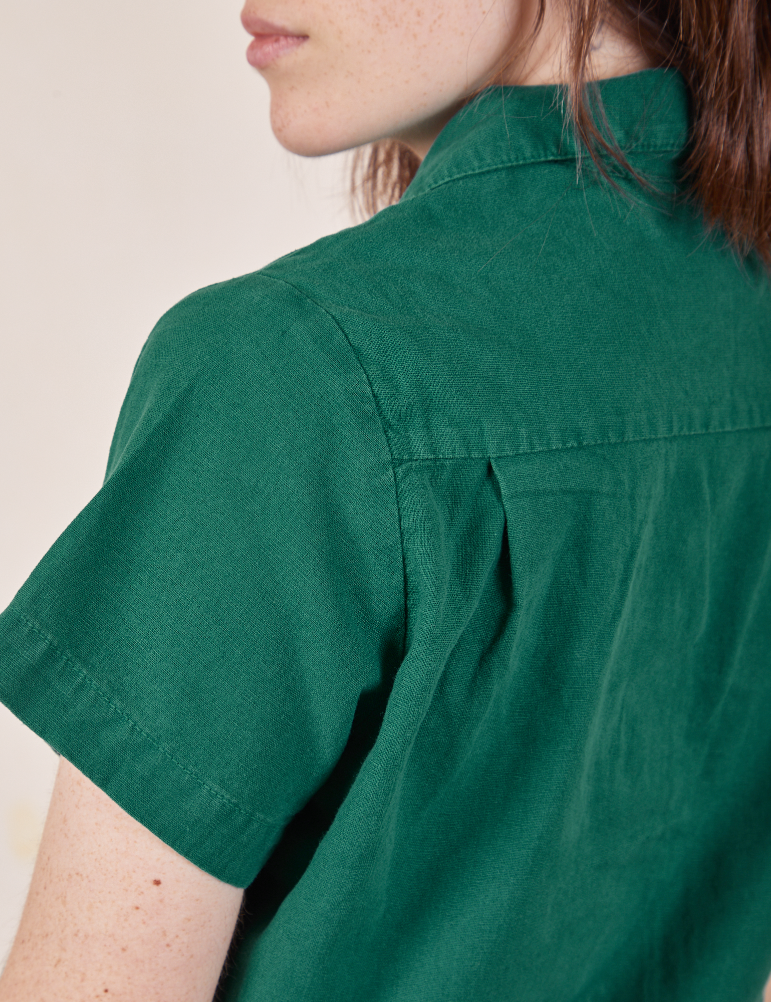Back shoulder close up of Pantry Button-Up in Hunter Green on Hana