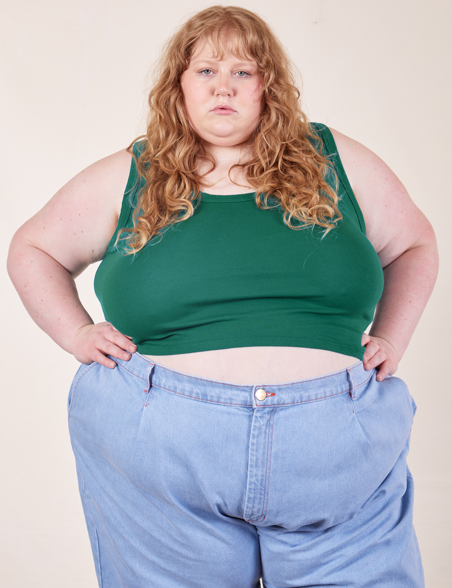 Catie is 5&#39;11&quot; and wearing 4XL Cropped Tank Top in Hunter Green