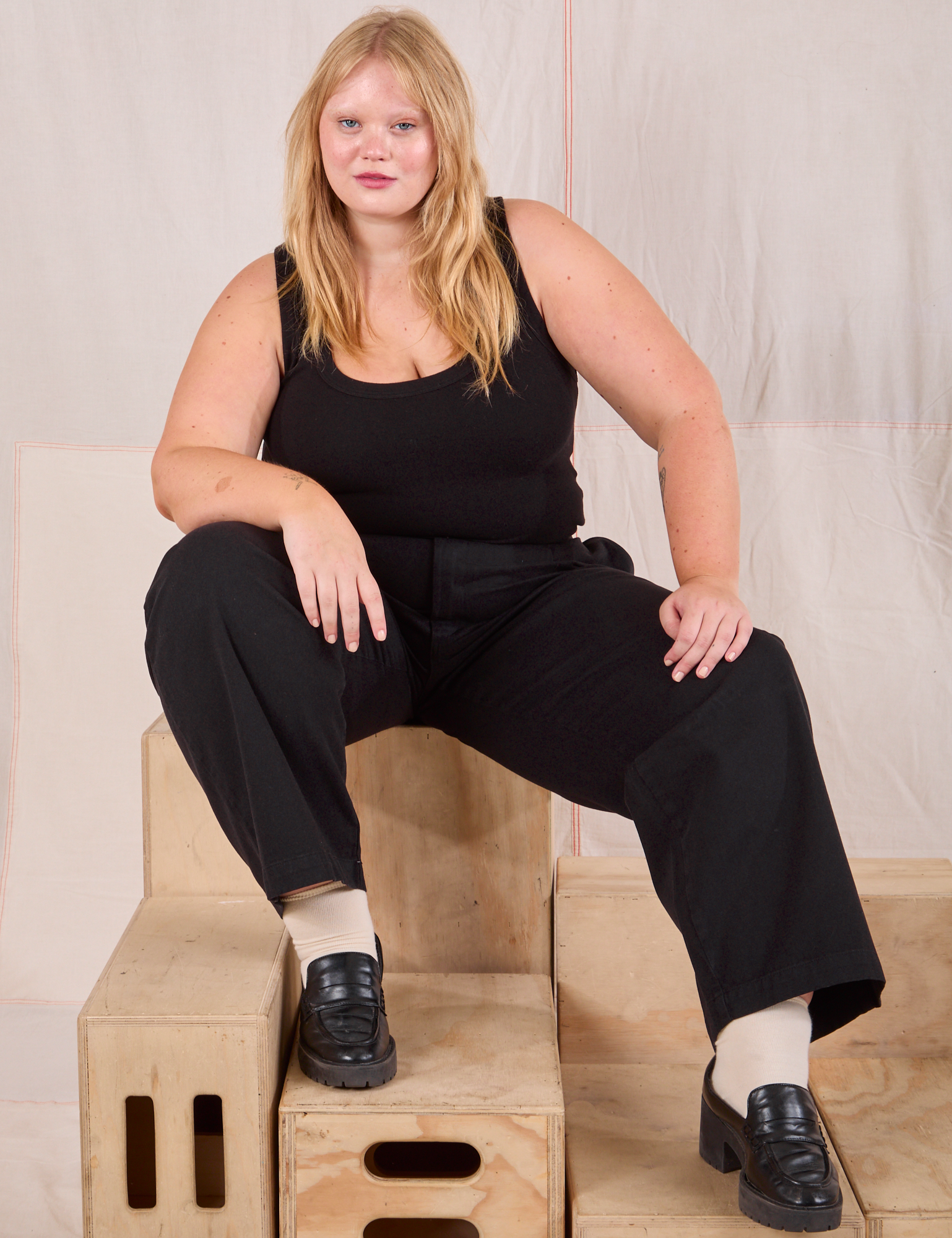 Juliet is wearing Mid-Rise Pleated Trousers in Basic Black and black Cropped Tank