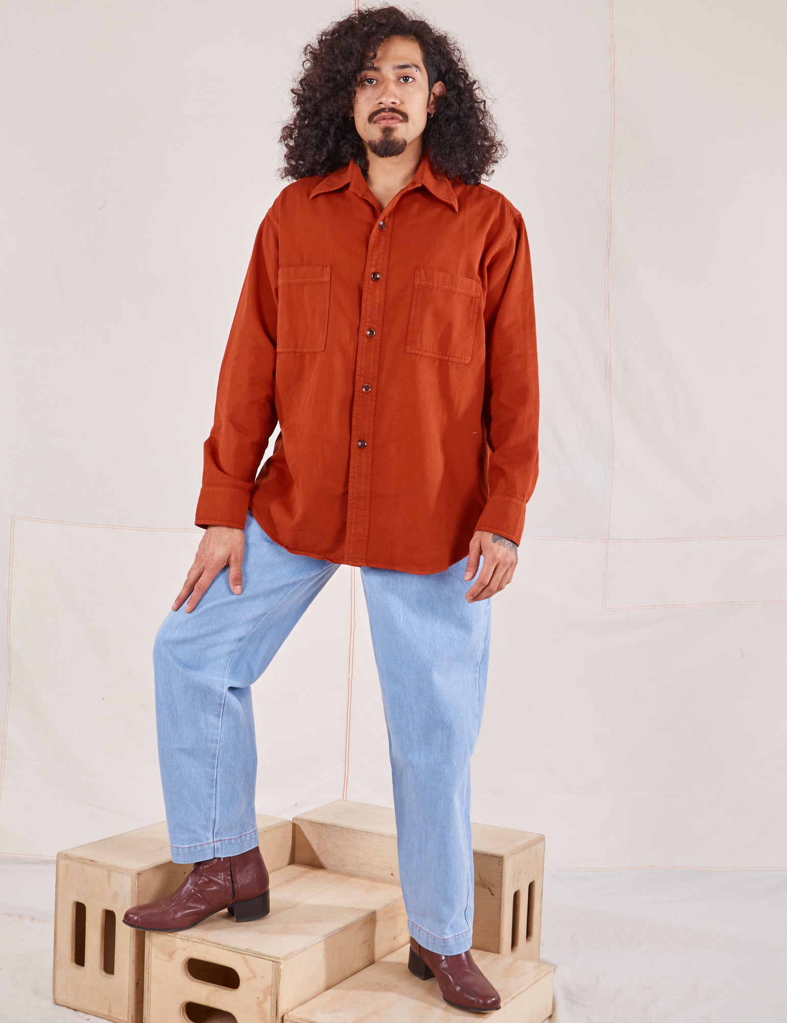 Jesse is wearing Oversize Overshirt in Paprika and light wash Trouser Jeans