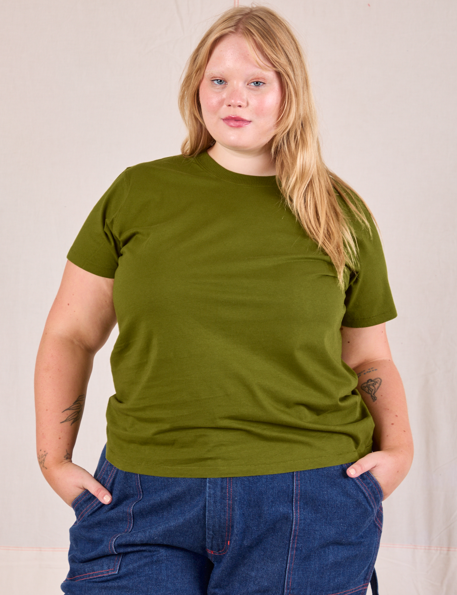 Juliet is 5&#39;7&quot; and wearing L Organic Vintage Tee in Summer Olive