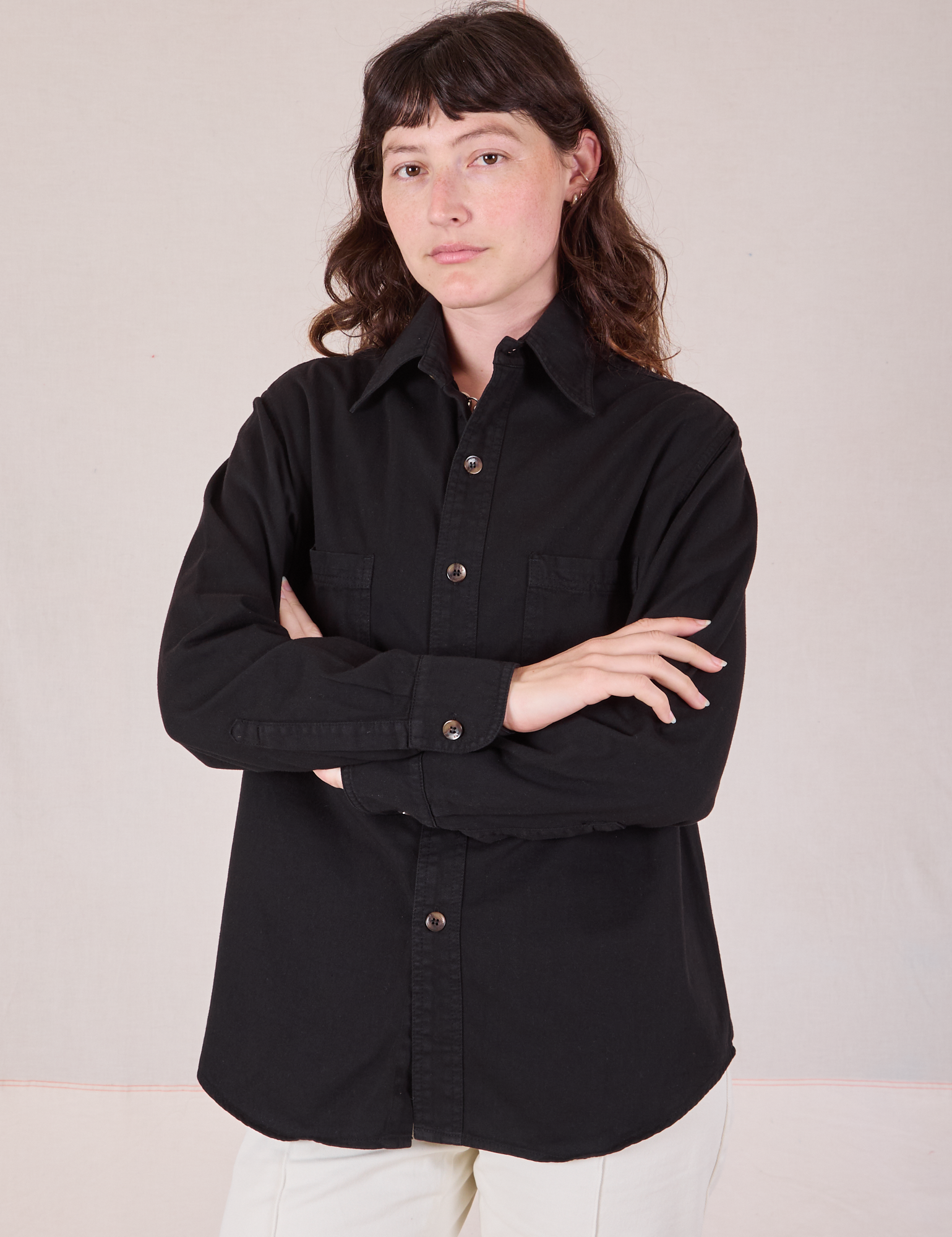 Alex is 5’8” and wearing P Twill Overshirt in Basic Black