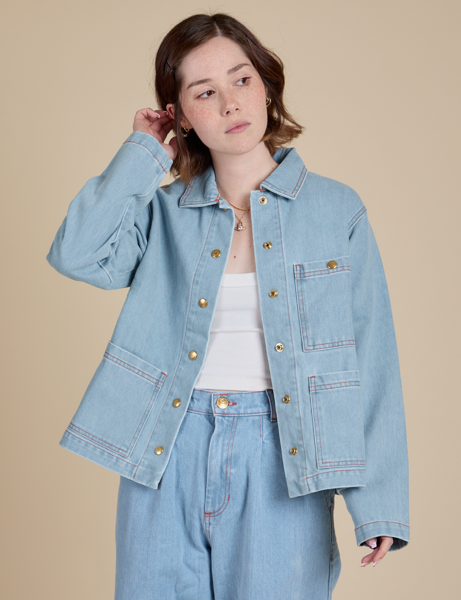 Hana is 5&#39;3&quot; and wearing P Indigo Denim Work Jacket in Light Wash