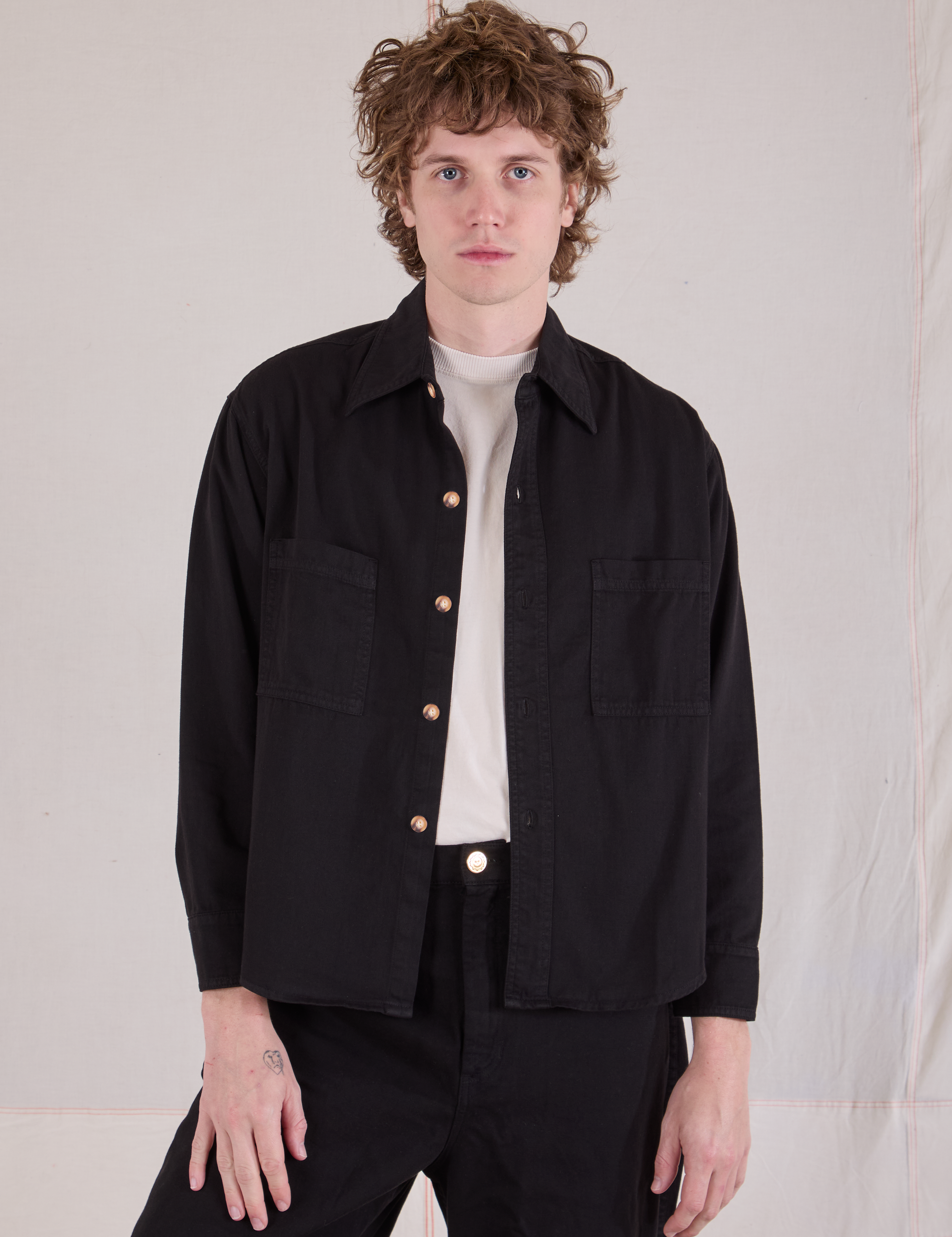 Quinn is wearing Cropped Overshirt in Basic Black