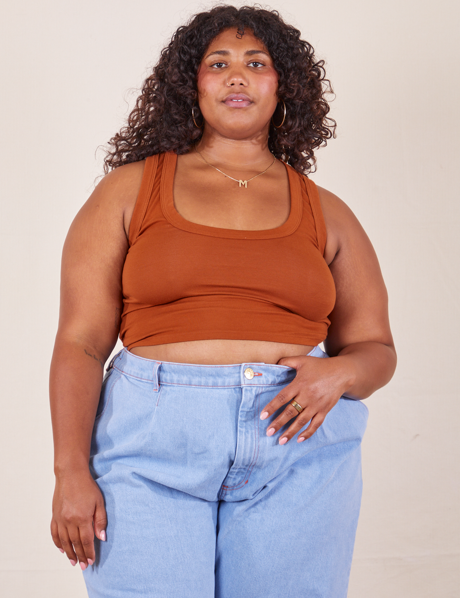 Morgan is 5'5" and wearing L Cropped Tank Top in Burnt Terracotta