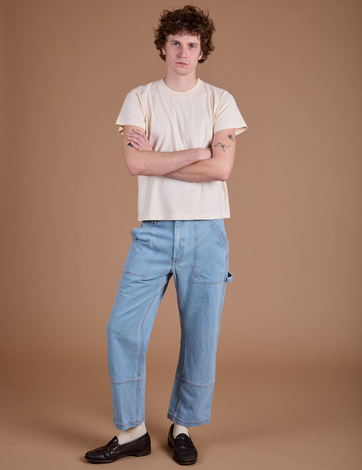 Quinn is 6’3” and wearing M Carpenter Jeans in Light Wash paired with the Organic Vintage Tee in Vintage Tee Off-White
