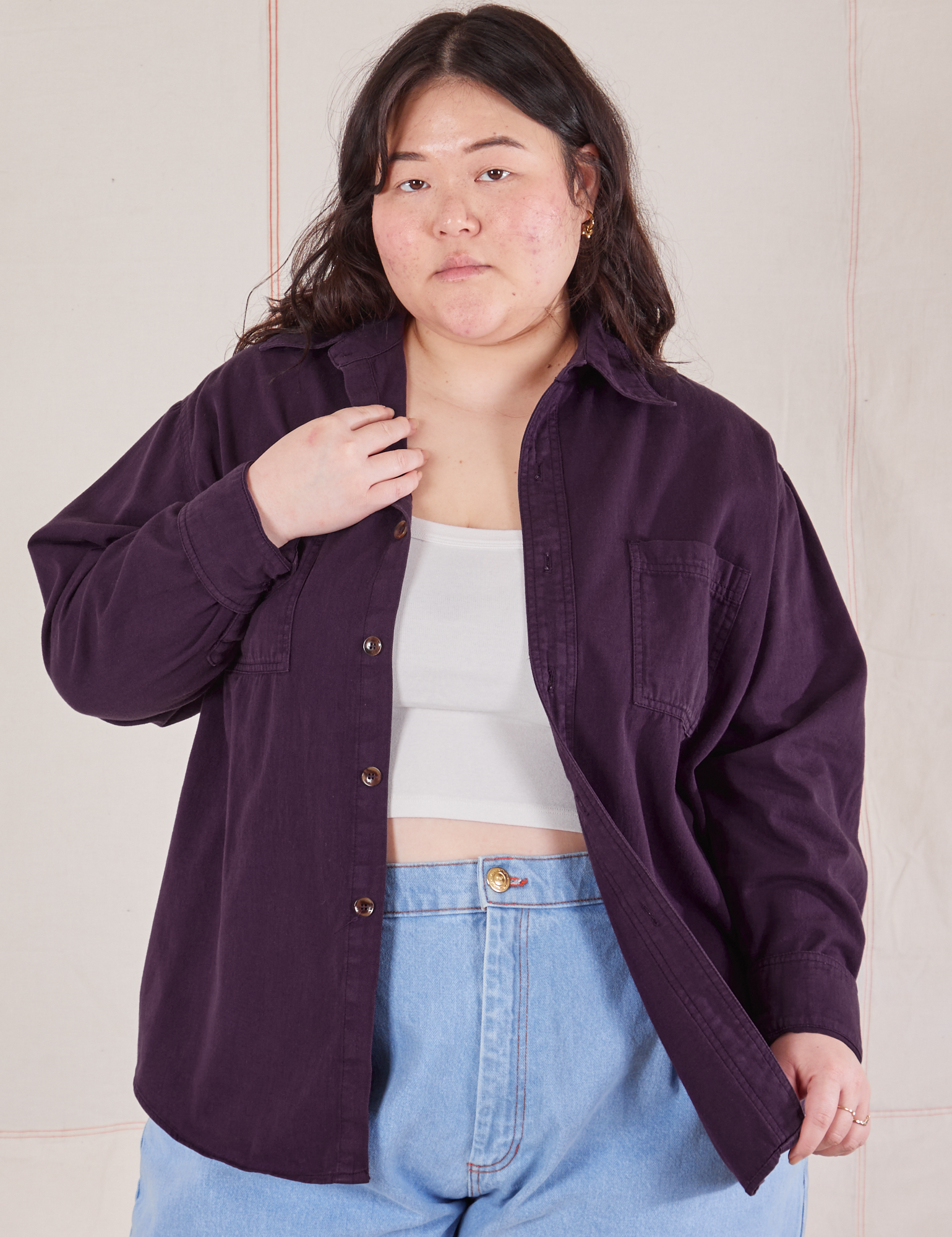 Ashley is 5&#39;7&quot; and wearing M Oversize Overshirt in Nebula Purple