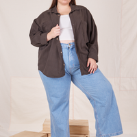 Marielena is wearing Oversize Overshirt in Espresso Brown, vintage off-white Cropped Tank Top and light wash Sailor Jeans