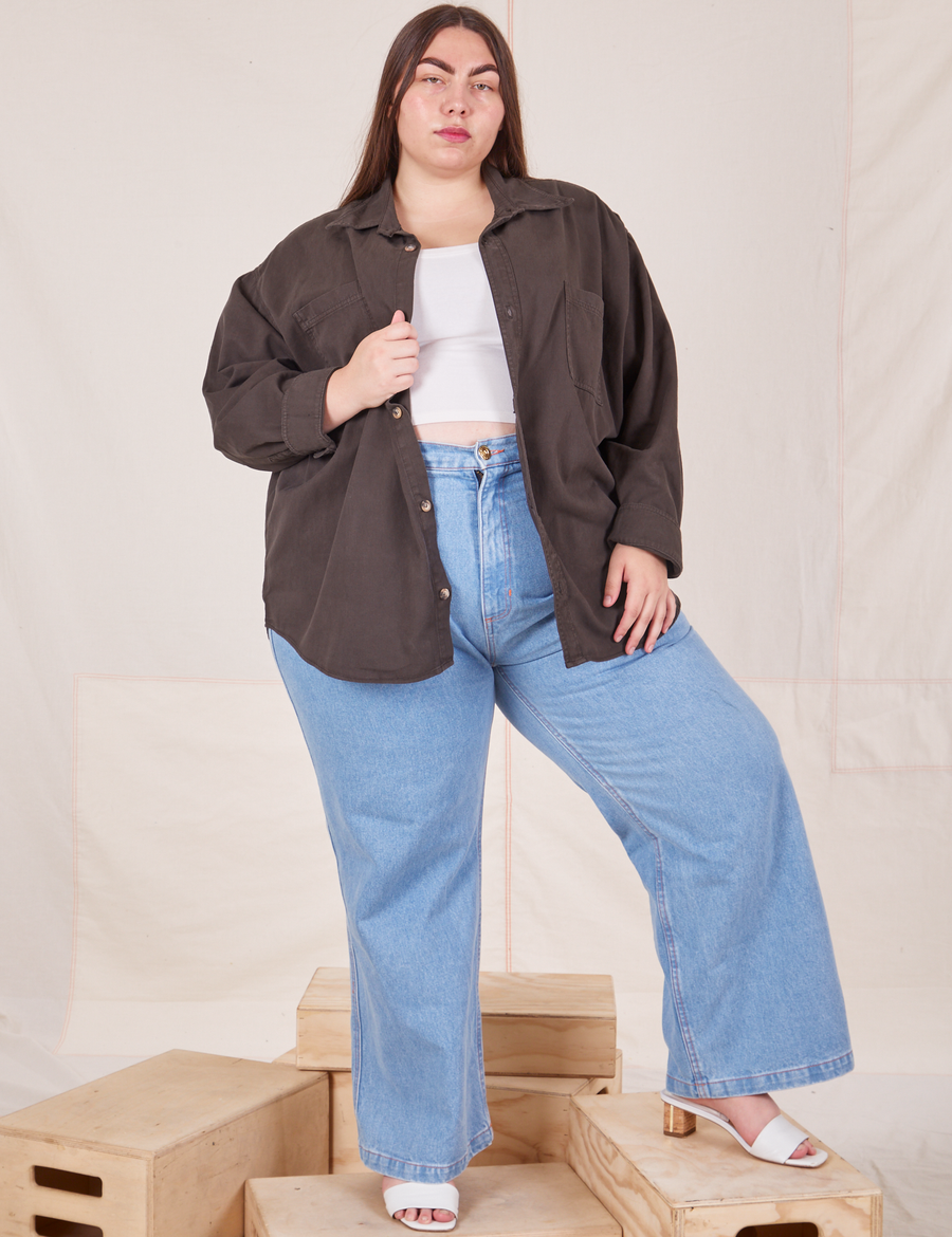 Marielena is wearing Oversize Overshirt in Espresso Brown, vintage off-white Cropped Tank Top and light wash Sailor Jeans