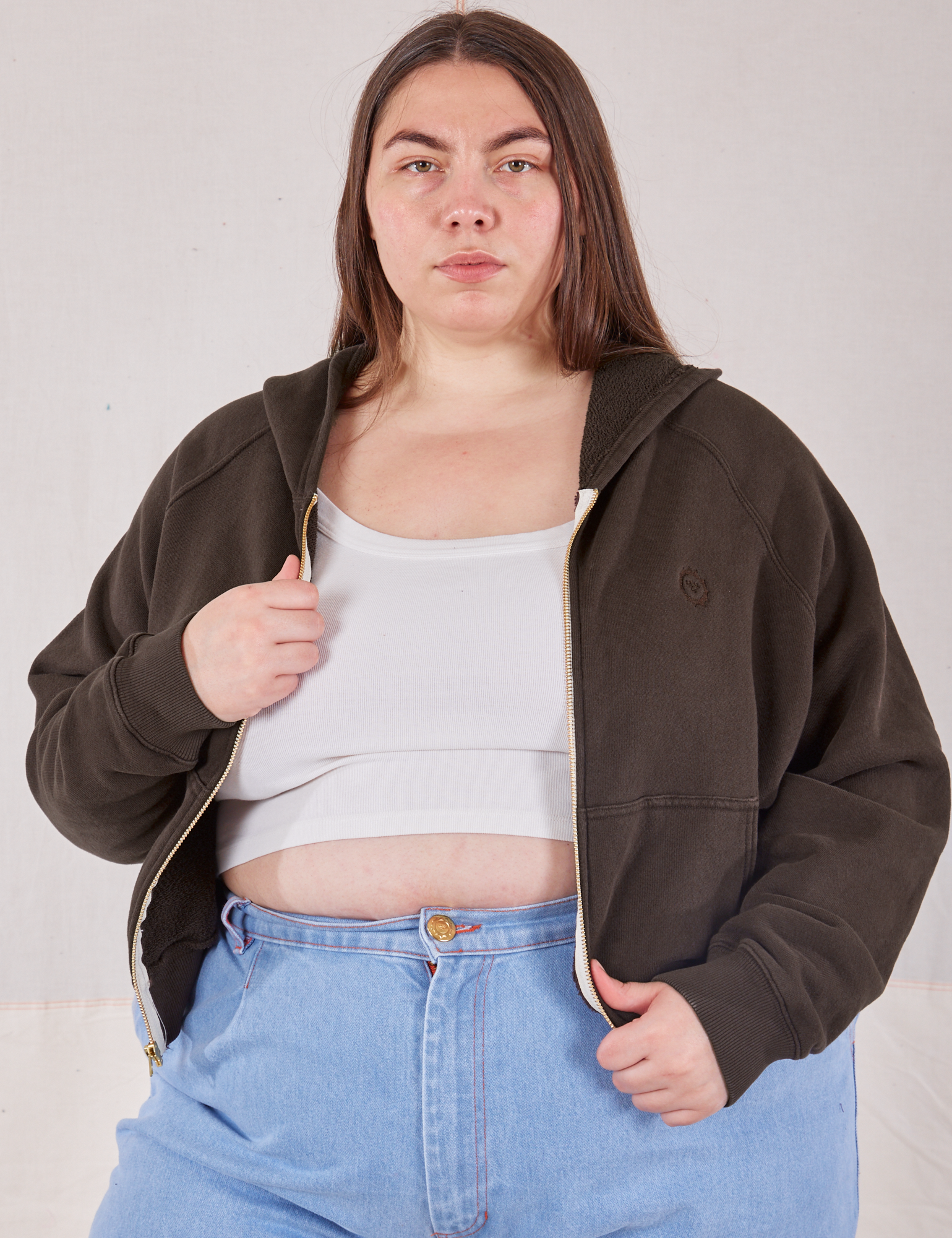 Marielena is 5&#39;8&quot; and wearing L Cropped Zip Hoodie in Espresso Brown with a vintage off-white Cropped Tank underneath