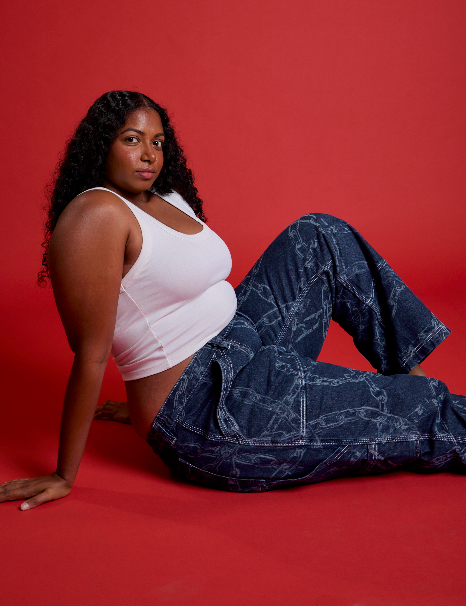 Mid-Rise Carpenter Jeans in Chain Link and Cropped Tank in Vintage Tee White on Meghna