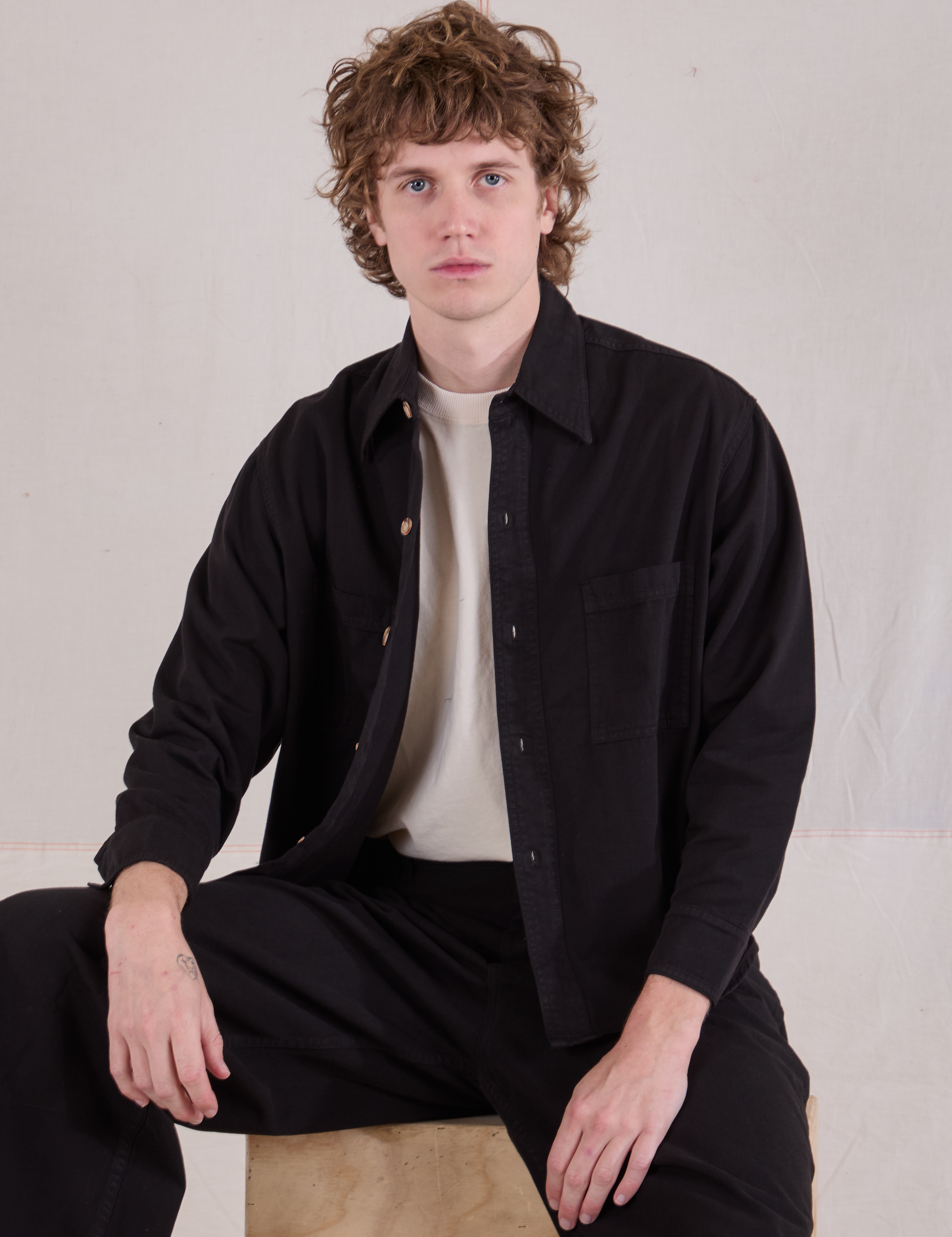 Cropped Overshirt in Basic Black worn by Quinn