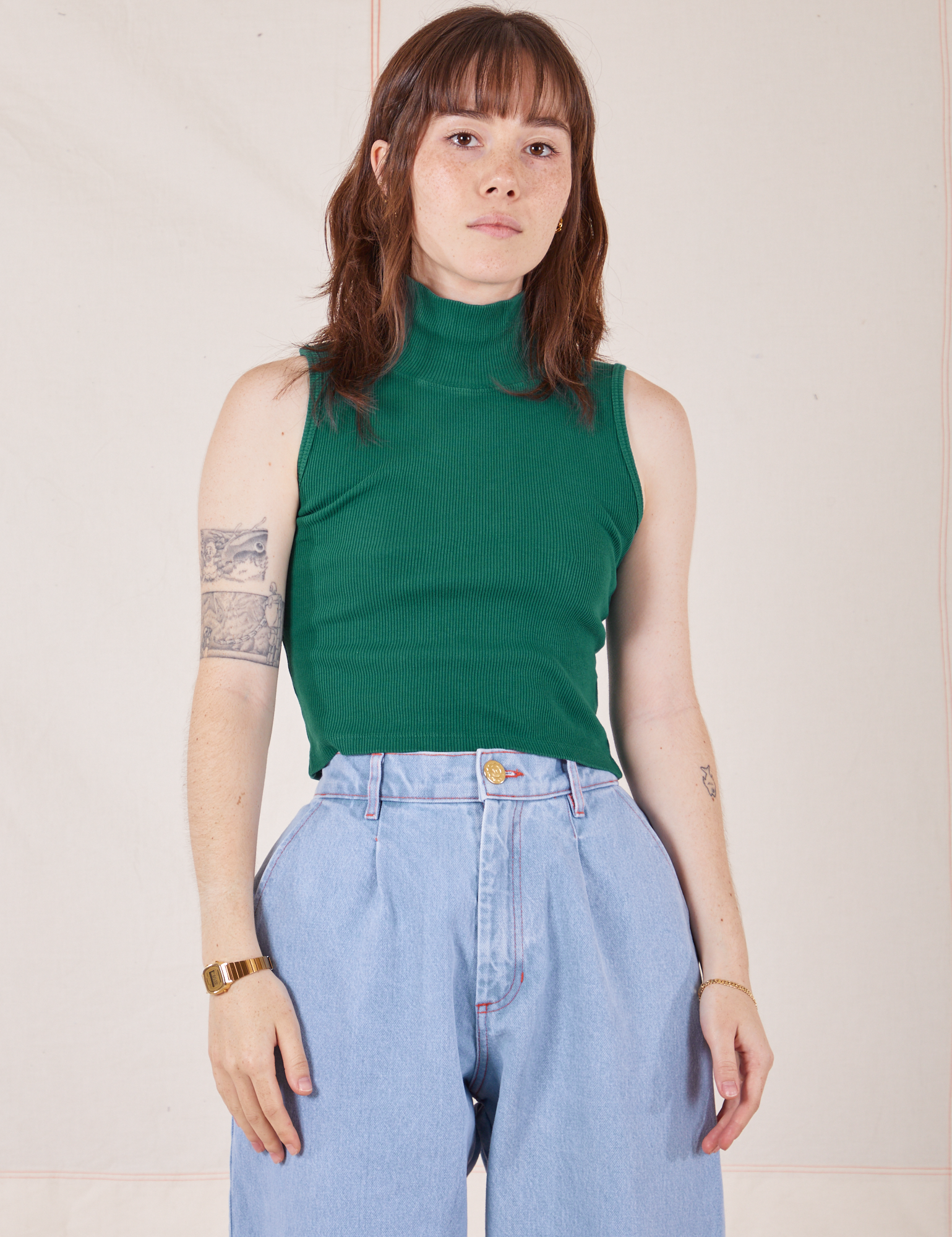 Hana is 5&#39;3&quot; and wearing P Sleeveless Essential Turtleneck in Hunter Green