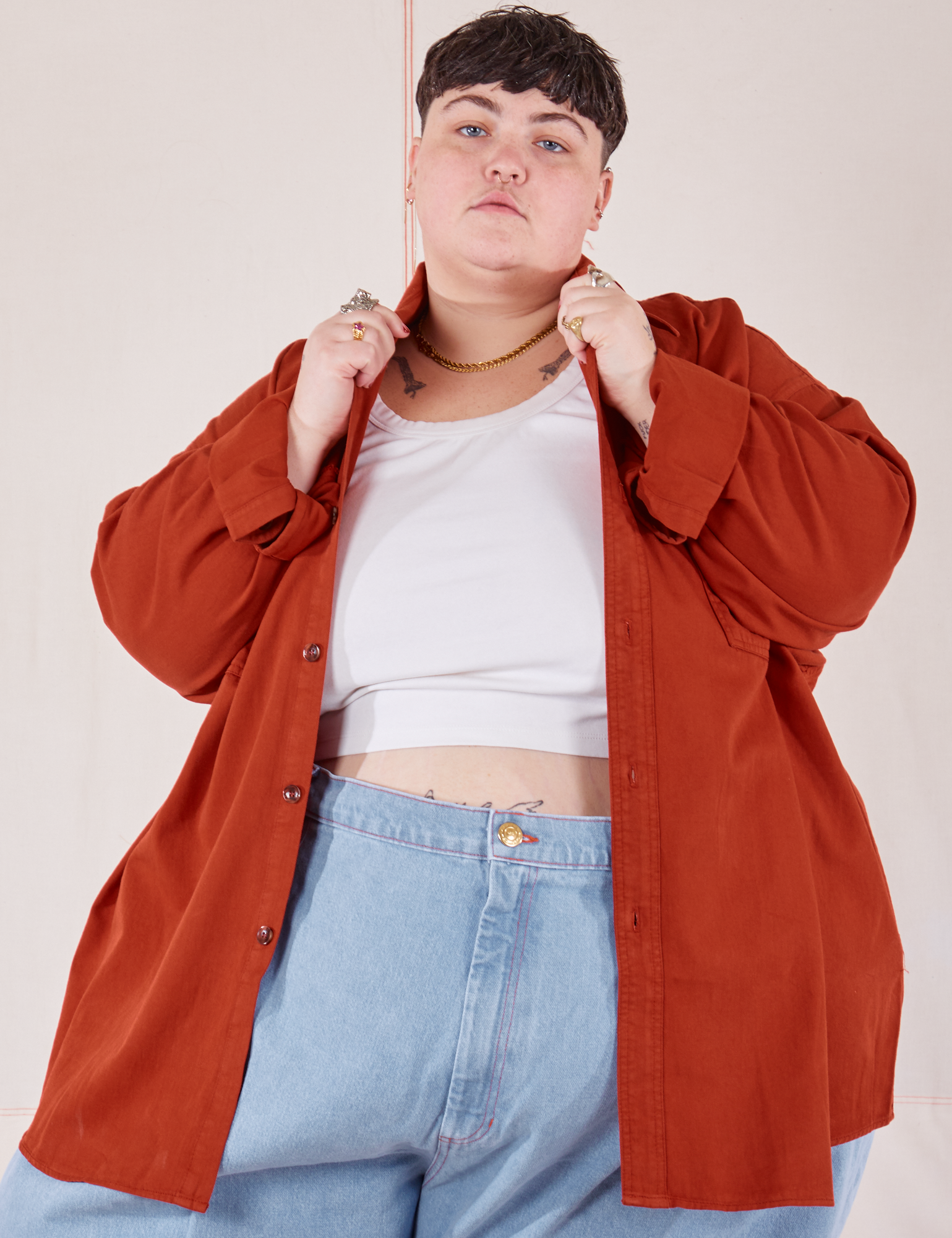 Jordan is 5&#39;4&quot; and wearing 3XL Oversize Overshirt in Paprika