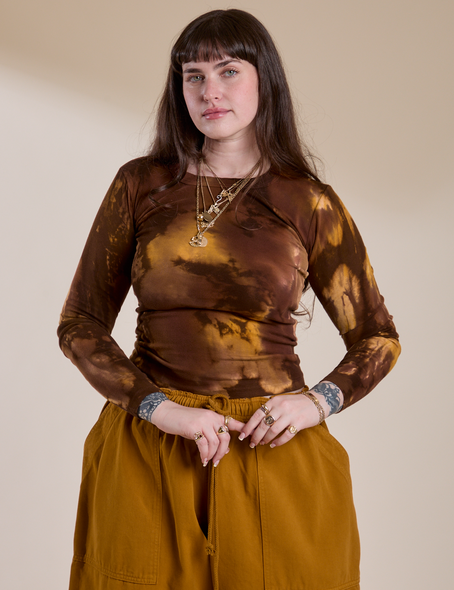 Sydney is 5'9" and wearing XXS Long Sleeve Baby Tee in Honey Brown