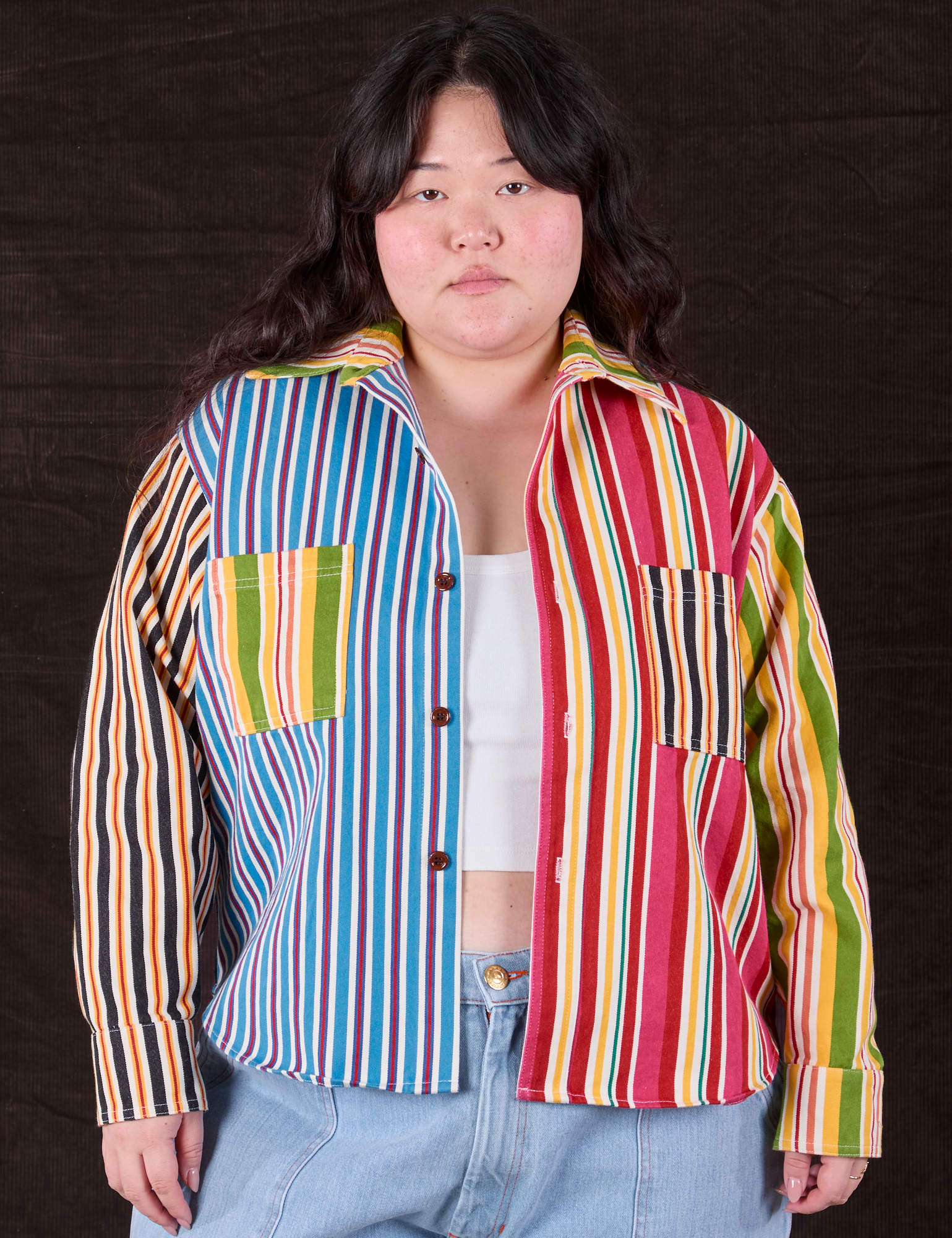 Ashley is 5&#39;7&quot; and wearing L Cropped Overshirt in Mixed Stripe