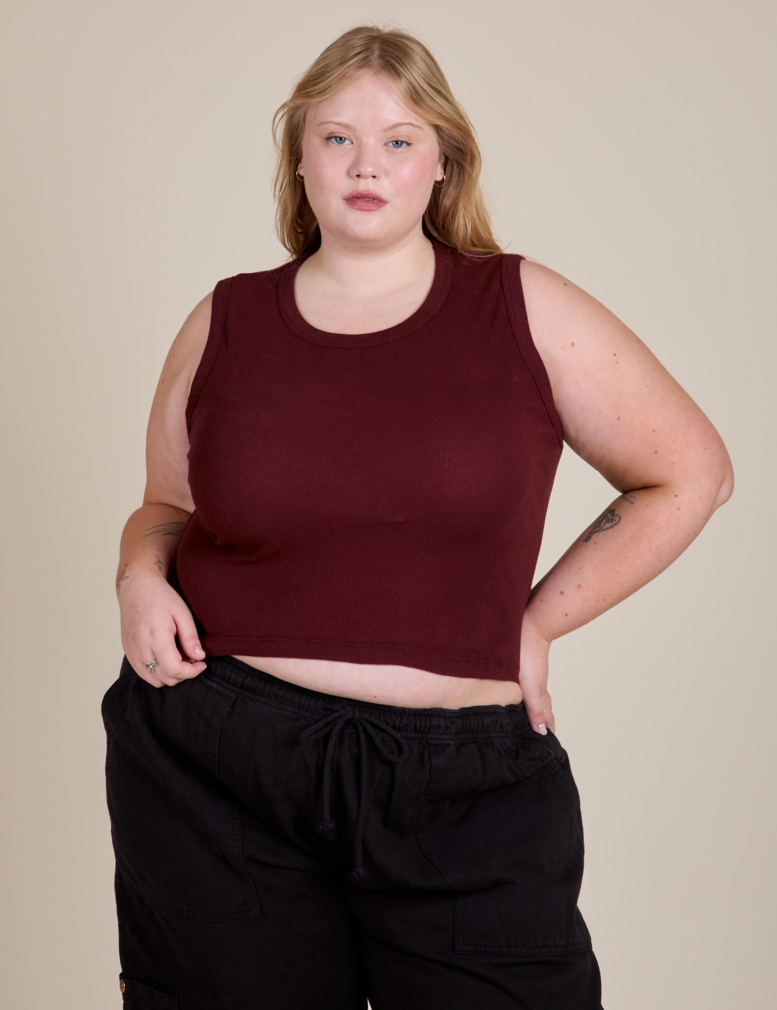 Juliet is 5'7" and wearing L Muscle Tee in Red Wine