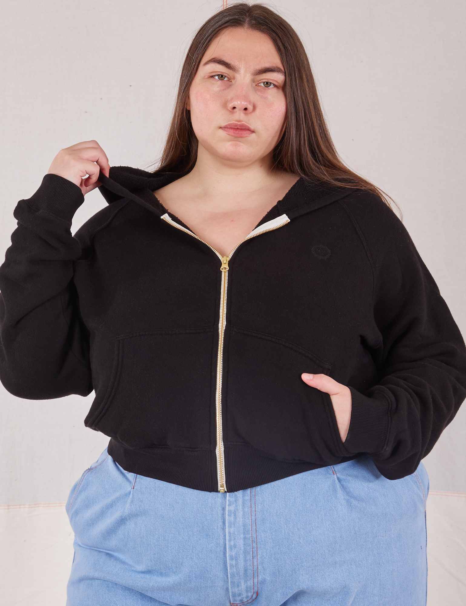 Marielena is 5&#39;8&quot; and wearing L Cropped Zip Hoodie in Basic Black