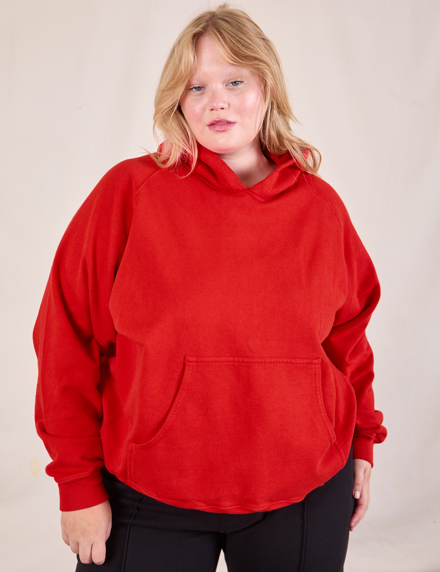 Juliet is 5&#39;7&quot; and wearing L Oversized Hoodie in Mustang Red