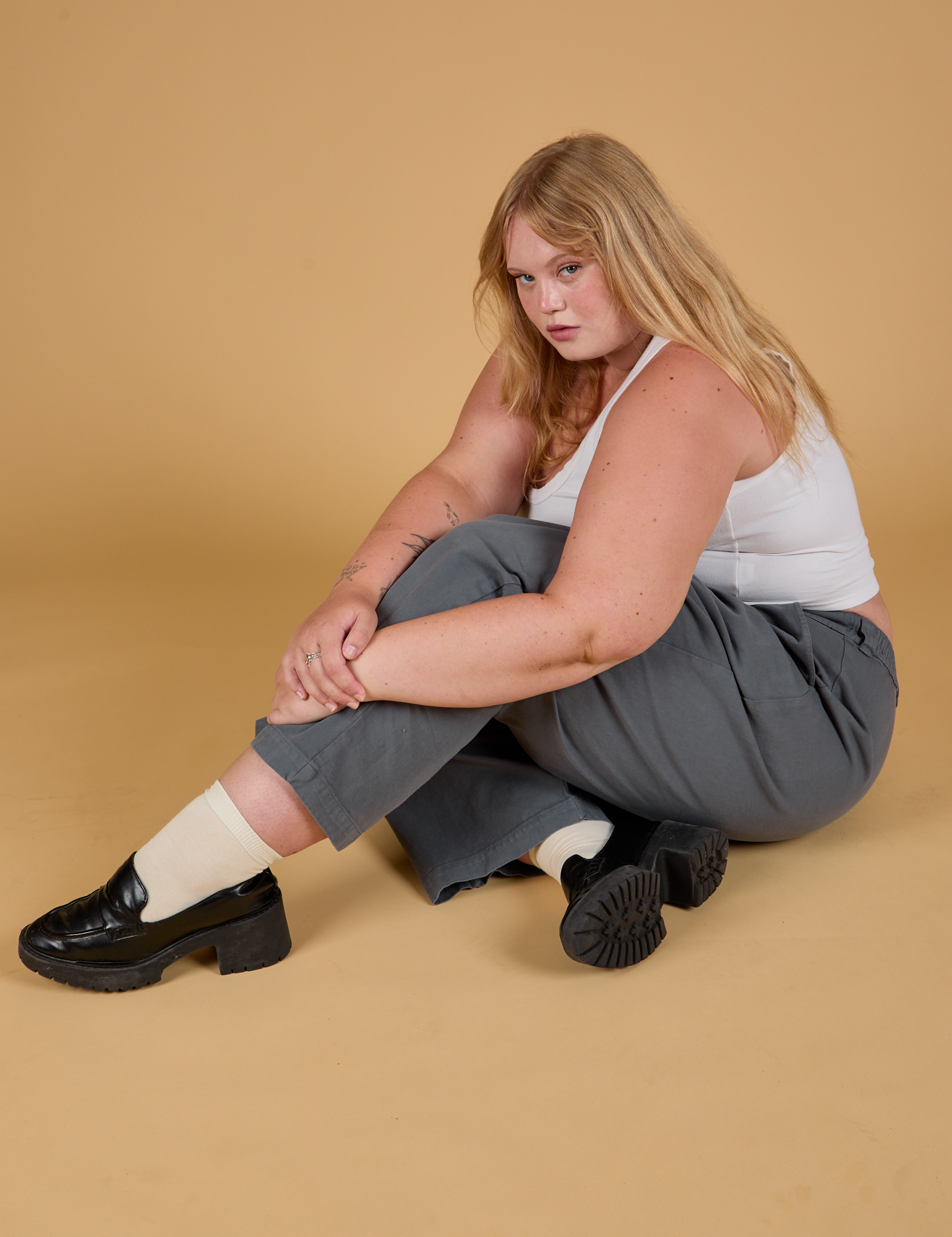 Baggy Mid-Rise Trousers in Slate Grey and vintage tee white Cropped Tank on Juliet