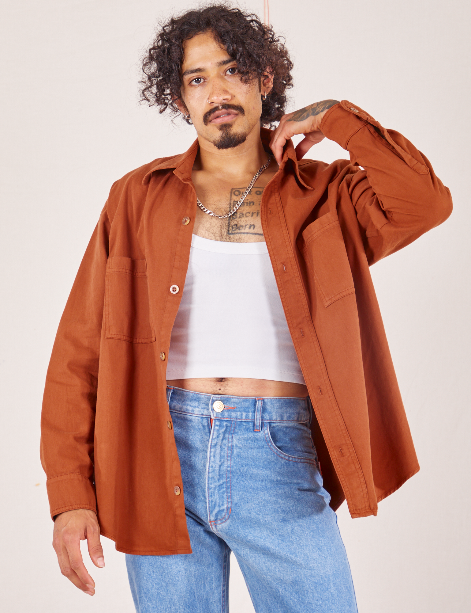 Jesse is wearing size S Oversize Overshirt in Burnt Terracotta paired with vintage off-white Cropped Tank Top