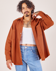 Jesse is wearing size S Oversize Overshirt in Burnt Terracotta paired with vintage off-white Cropped Tank Top