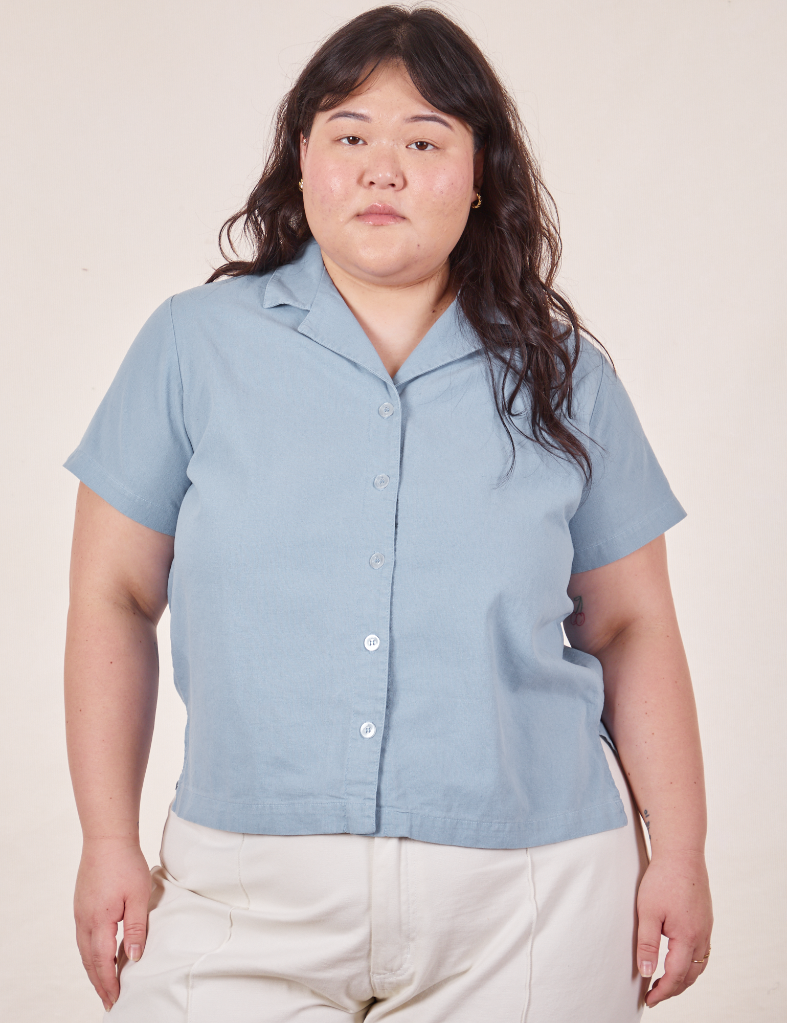 Ashley is 5&#39;7&quot; and wearing L Pantry Button-Up in Periwinkle