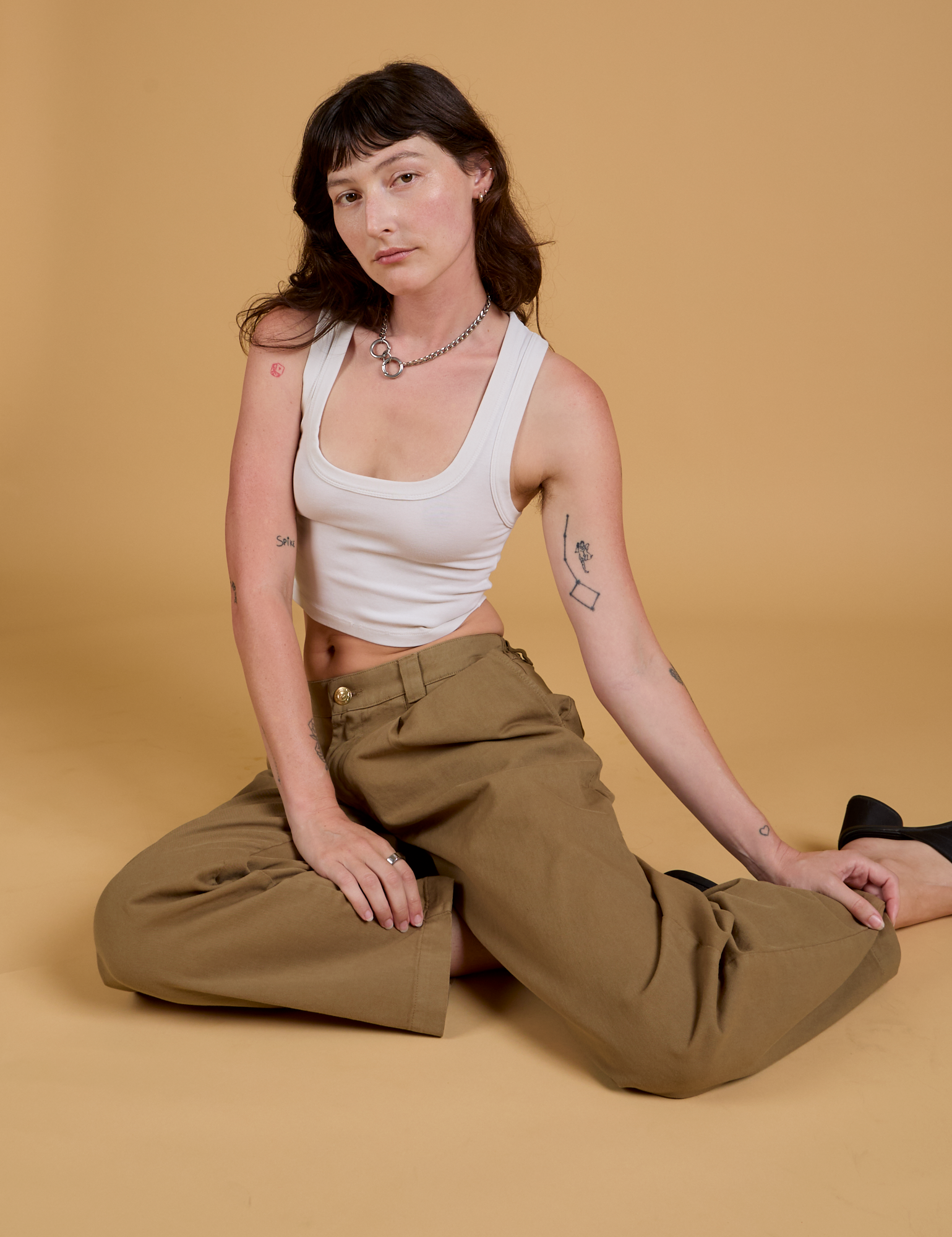 Baggy Mid-Rise Trousers in Desert Brown and vintage tee white Cropped Tank on Alex
