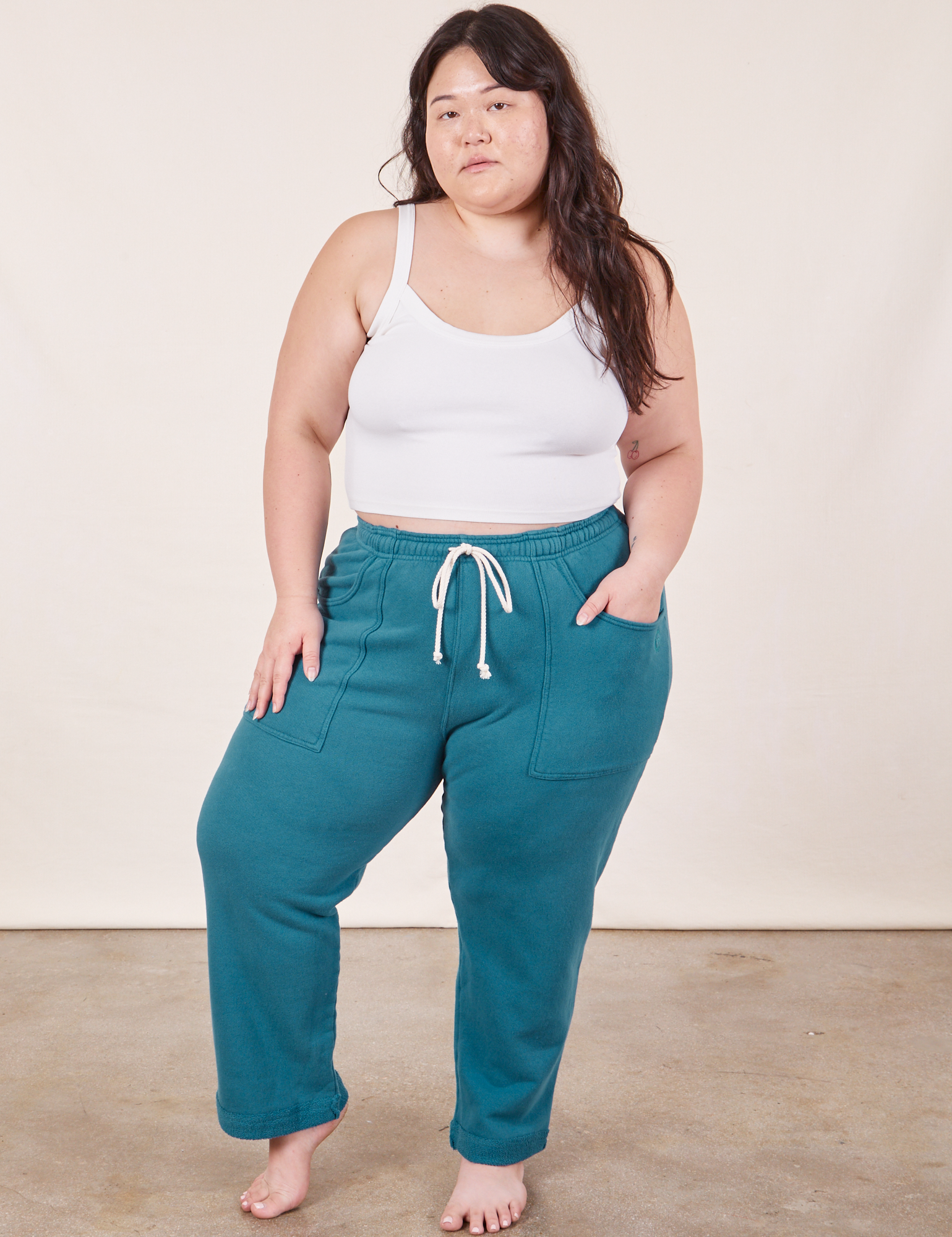 Ashley is 5&#39;7&quot; and wearing XL Cropped Rolled Cuff Sweatpants in Marine Blue paired with vintage off-white Cami
