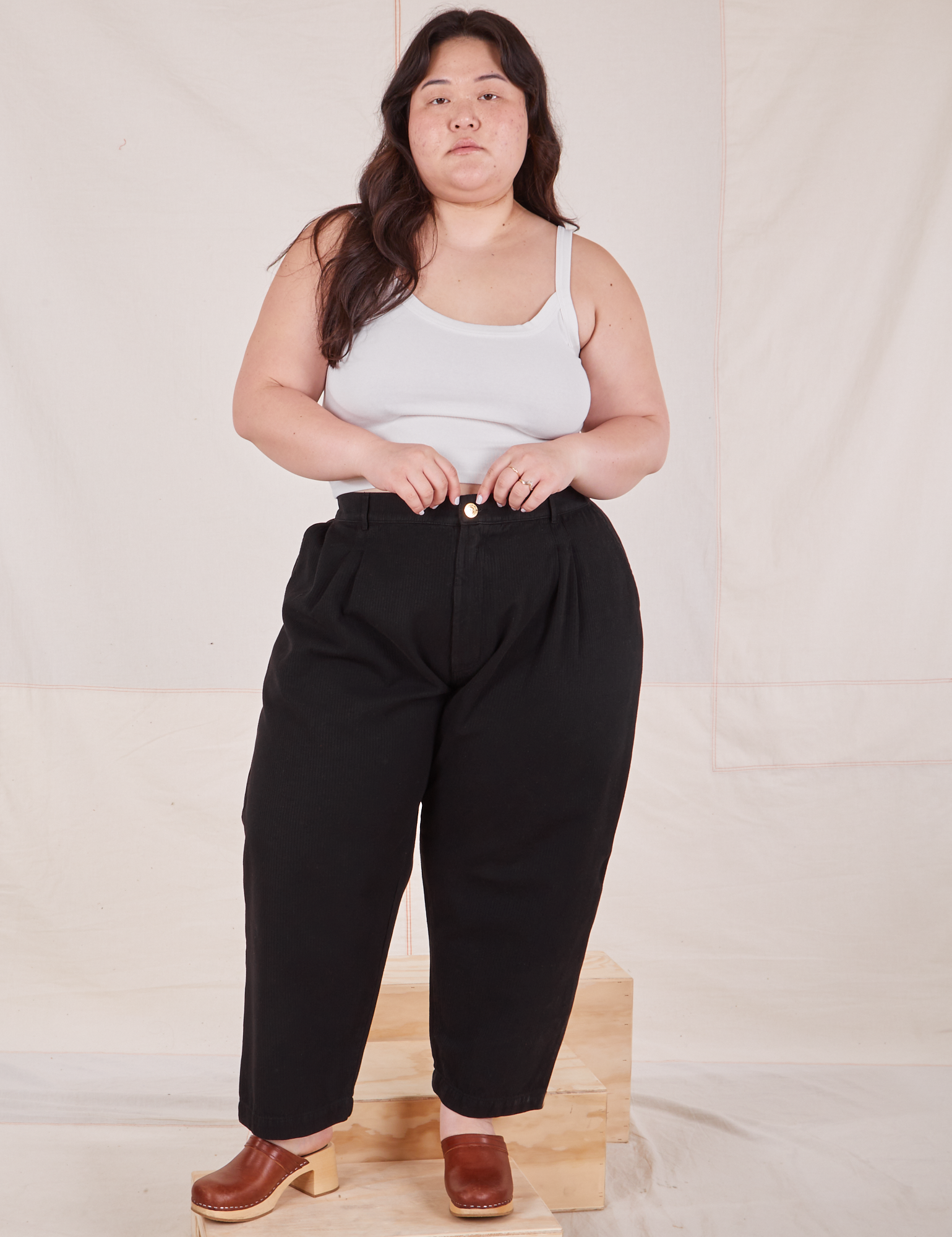 Ashley is 5&#39;7&quot; and wearing 1XL Petite Heritage Trousers in Basic Black