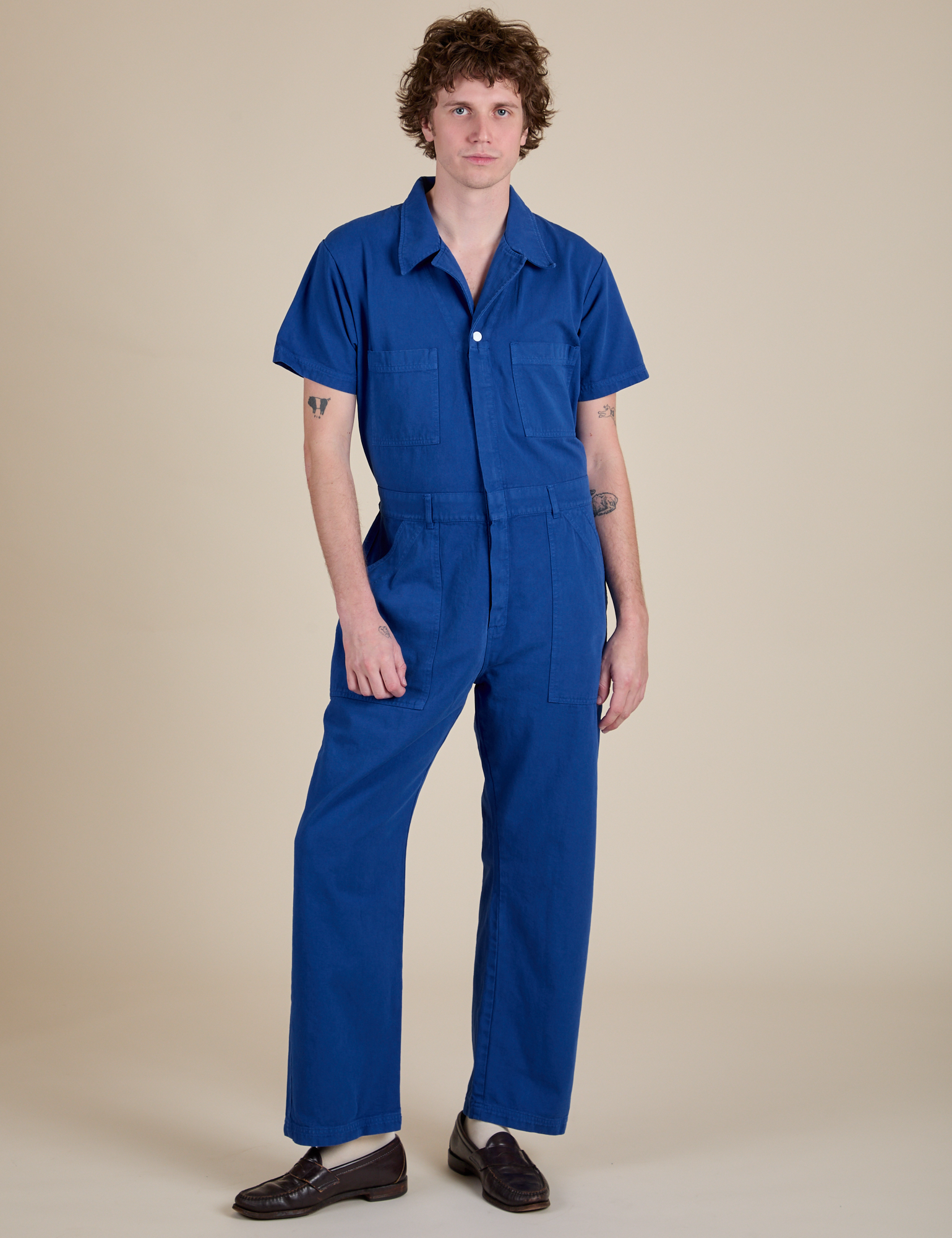 Quinn is 6'3" and wearing L Short Sleeve Jumpsuit in Royal Blue