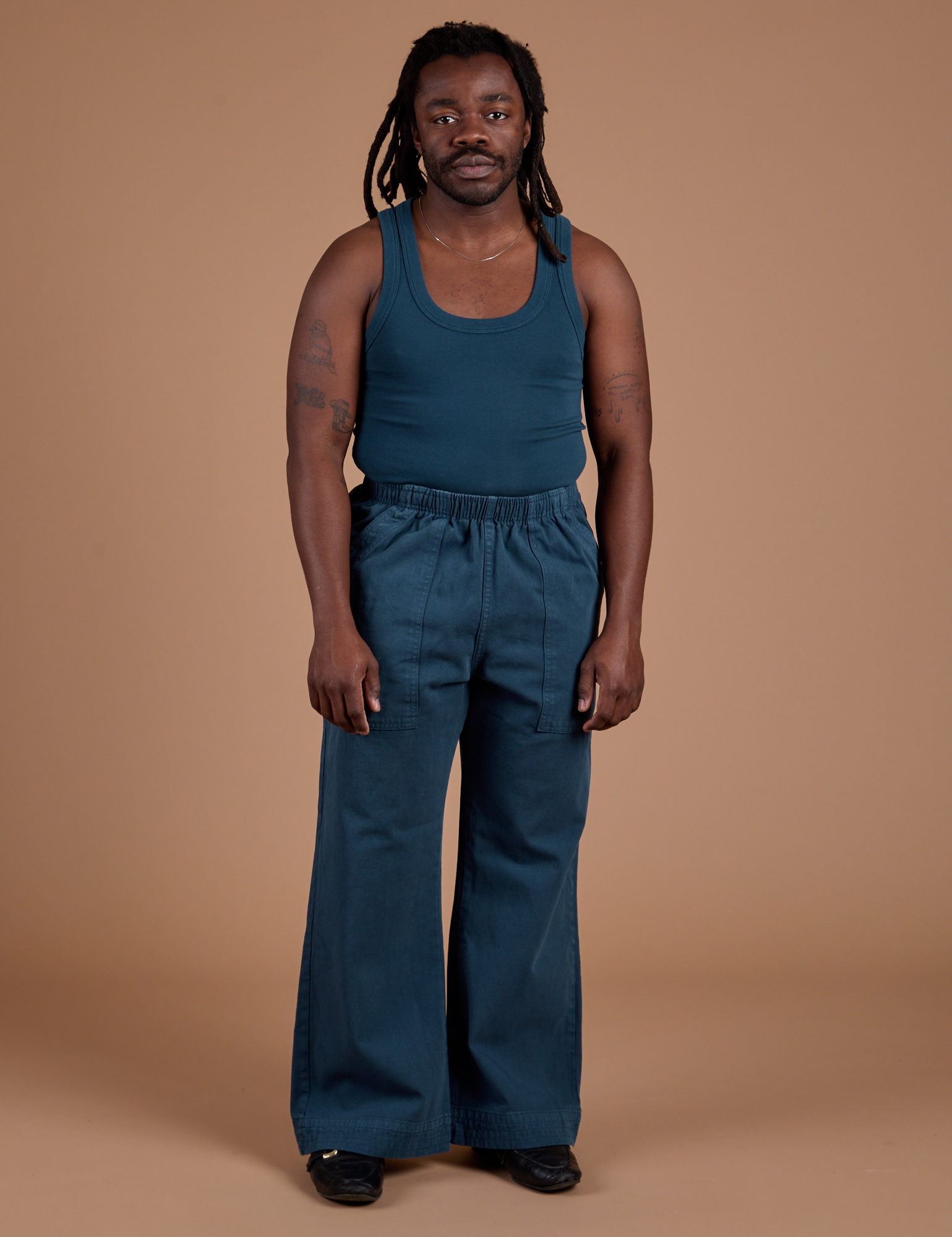 Demi is 5’6” and wearing S Action Pants in Lagoon paired with lagoon Tank Top