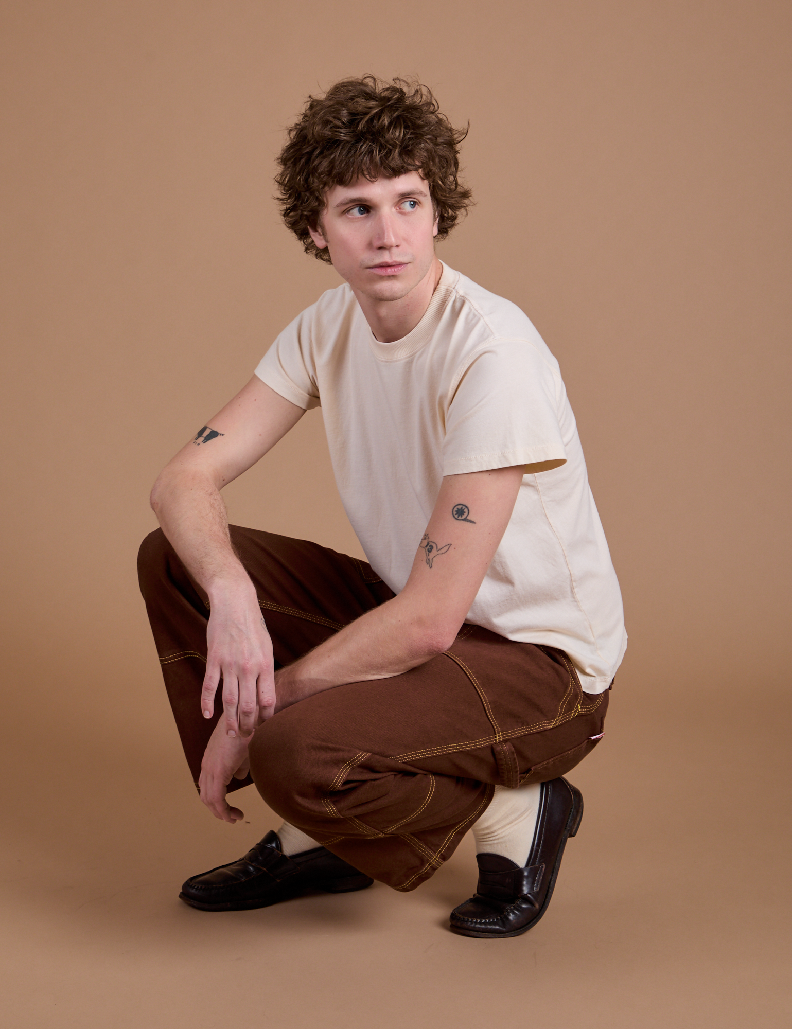 Carpenter Jeans in Fudgesicle Brown and the Organic Vintage Tee in Vintage Tee Off-White worn by Quinn