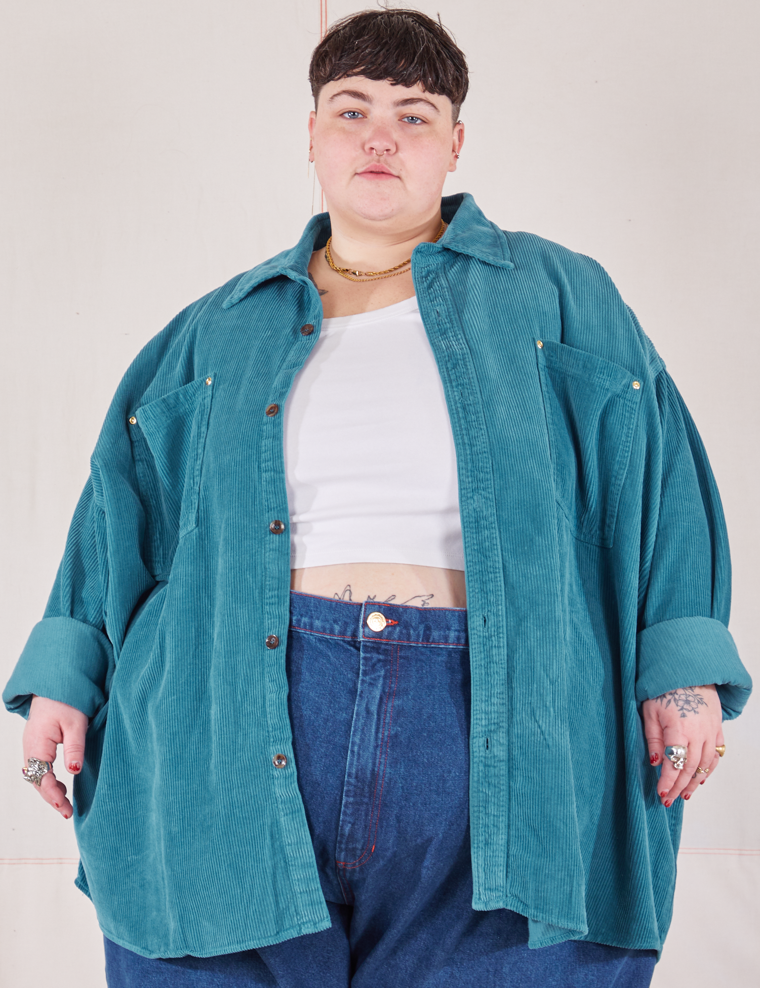 Jordan is 5&#39;4&quot; and wearing 4XL Corduroy Overshirt in Marine Blue