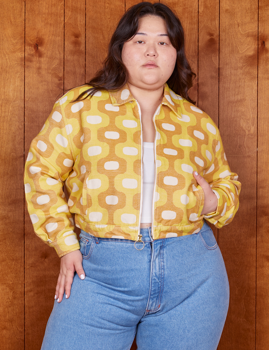Ashley is 5'7" and wearing XL Jacquard Ricky Jacket in Yellow