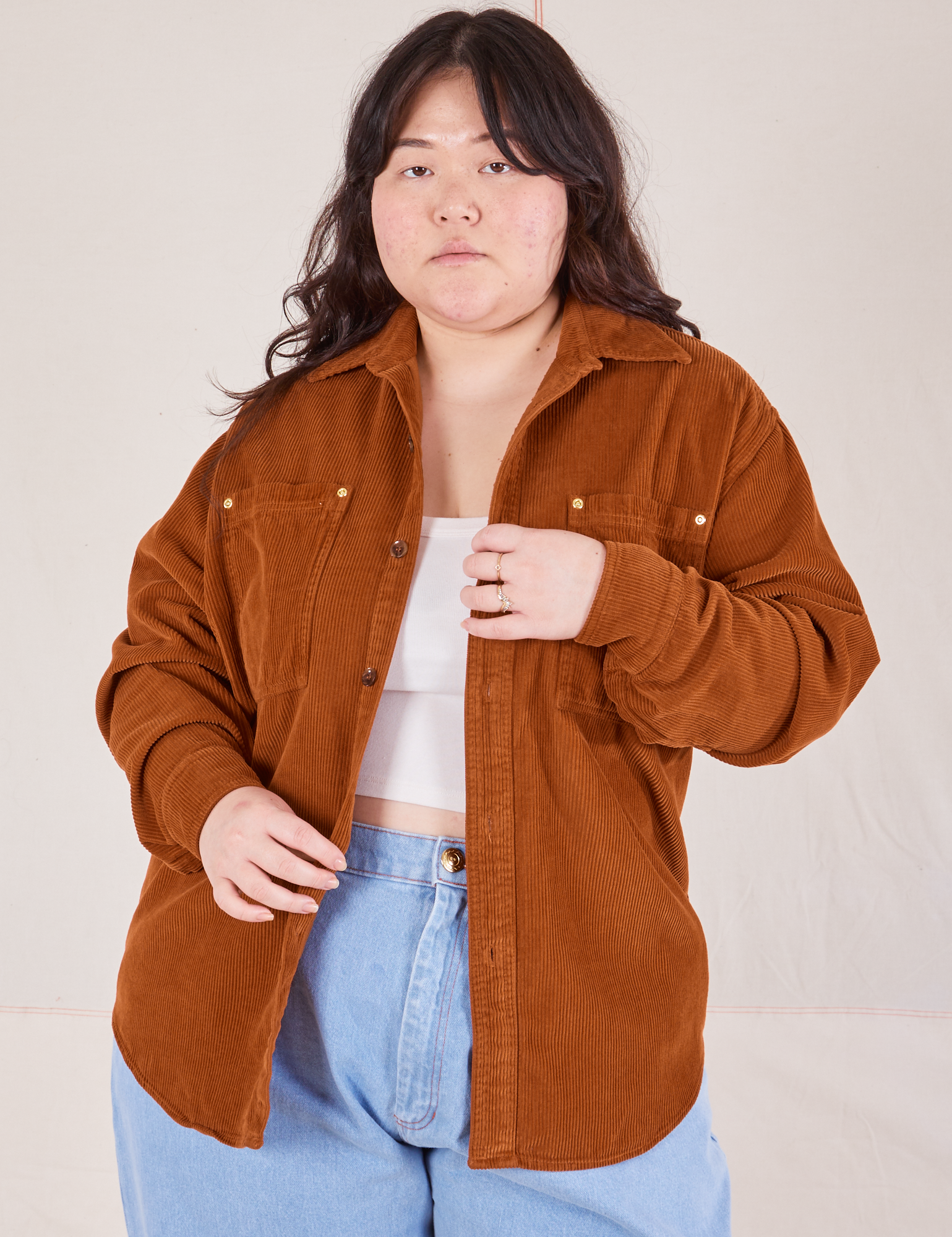 Ashley is 5&#39;7&quot; and wearing M Corduroy Overshirt in Burnt Terracotta 