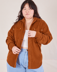 Ashley is 5'7" and wearing M Corduroy Overshirt in Burnt Terracotta 