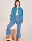 Hana is wearing Oversize Overshirt in Marine Blue, vintage off-white Cropped Tank Top and light wash Sailor Jeans
