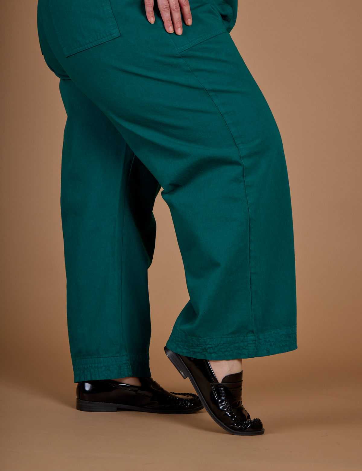 Side view close up of the Hunter Green Action Pant on Kristen