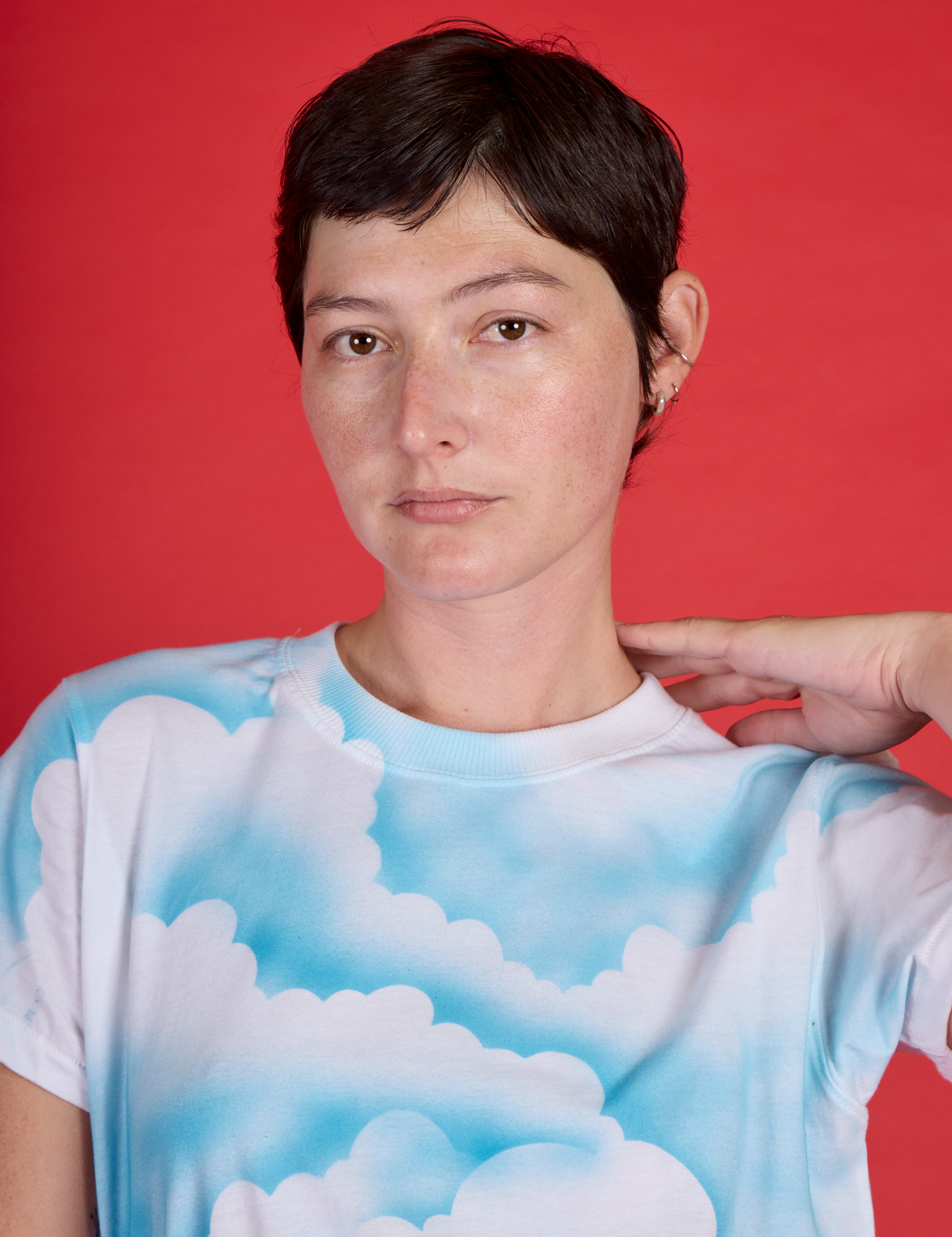 Front close up of Alex in the Cloud Coverage Airbrush Vintage Tee