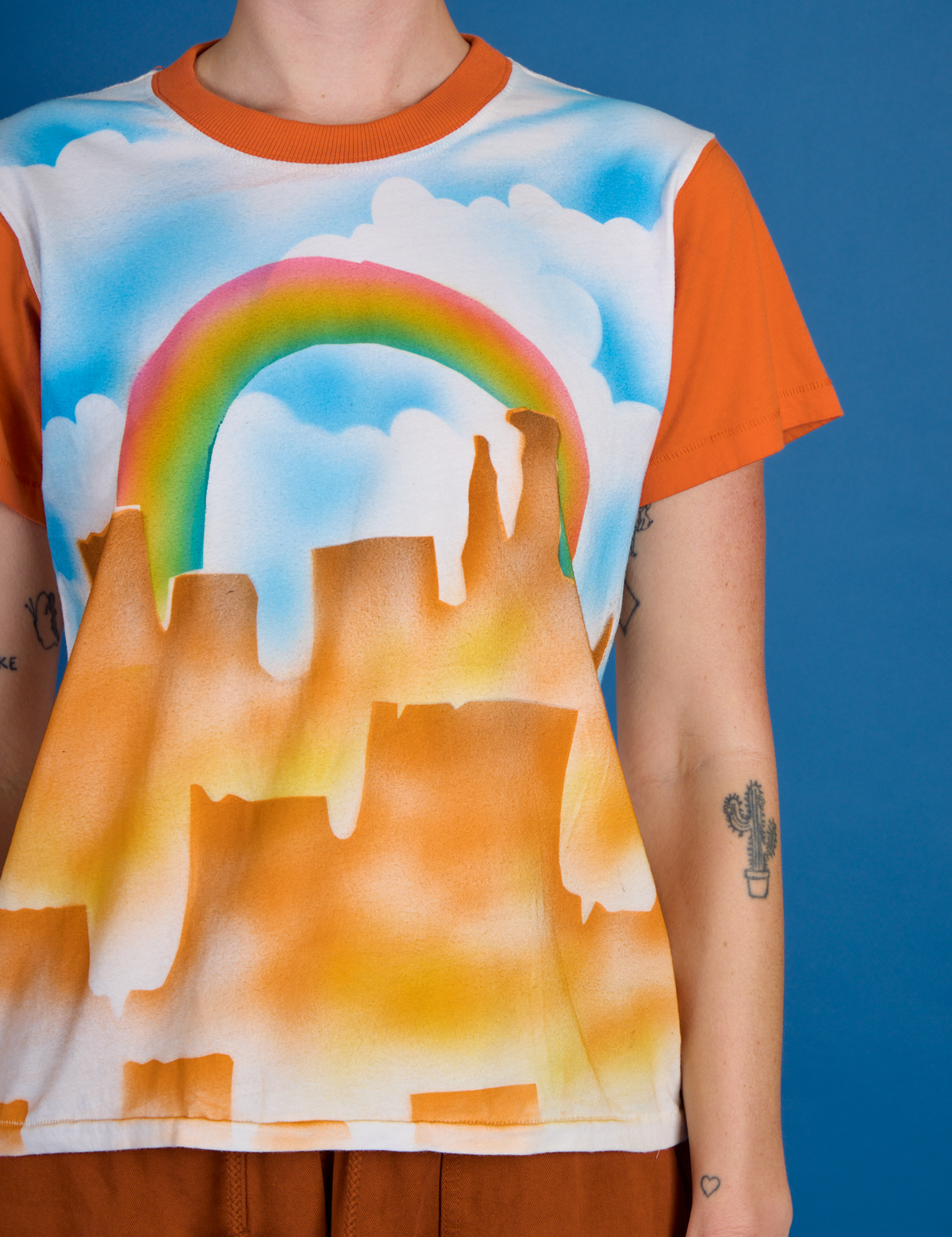 Close up of the the Orange Mesa Airbrush Vintage Tee on Alex