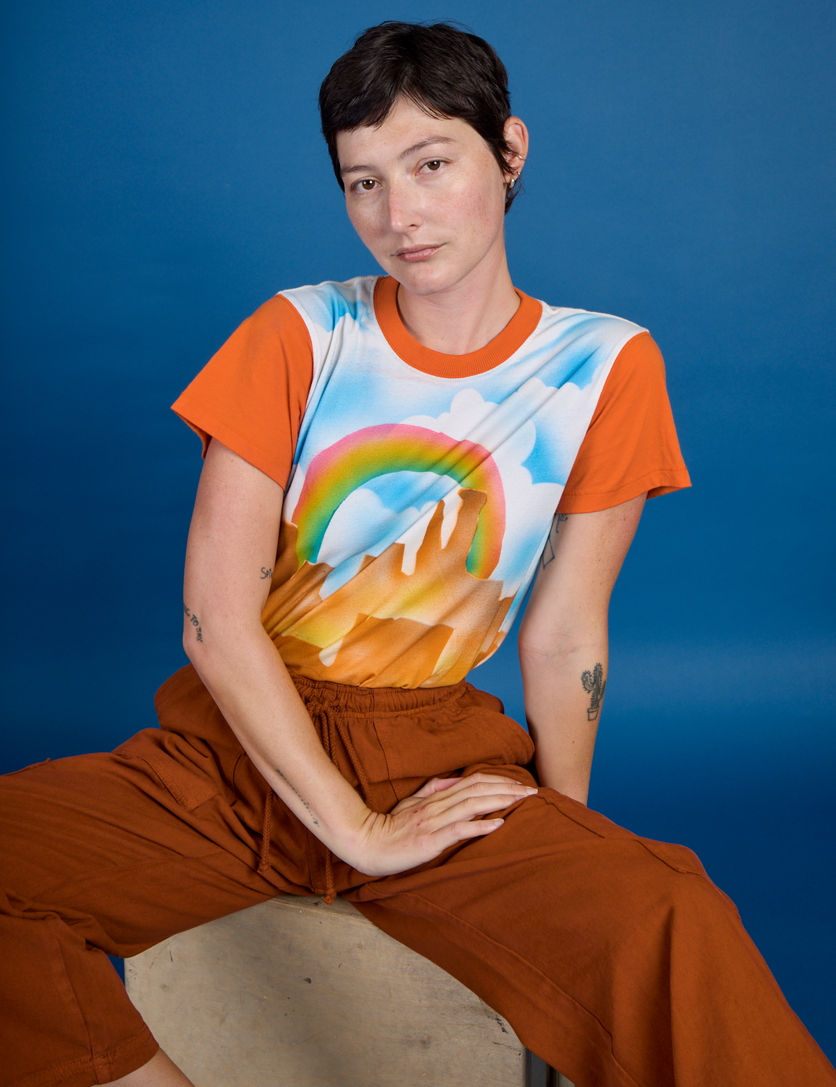 Close up of Alex in the Orange Mesa Airbrush Vintage Tee