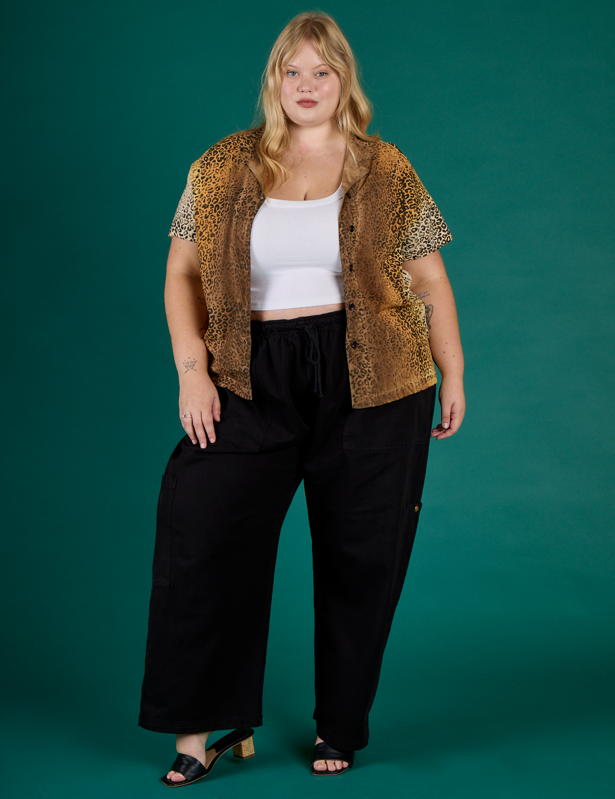 Juliet is 5'7" and wearing L Leopard Pantry Button Up with the Black Drop Pocket Pants