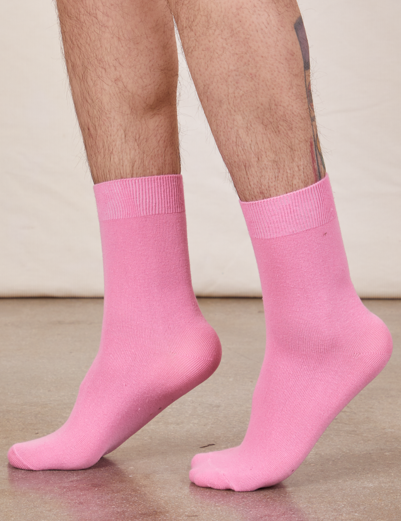Everyday Sock in bubblegum pink on model
