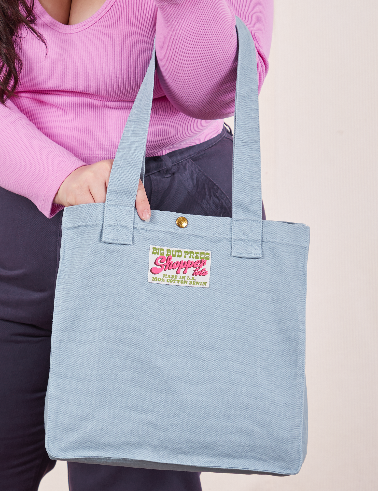 Shopper Tote Bag in Periwinkle worn on arm of model