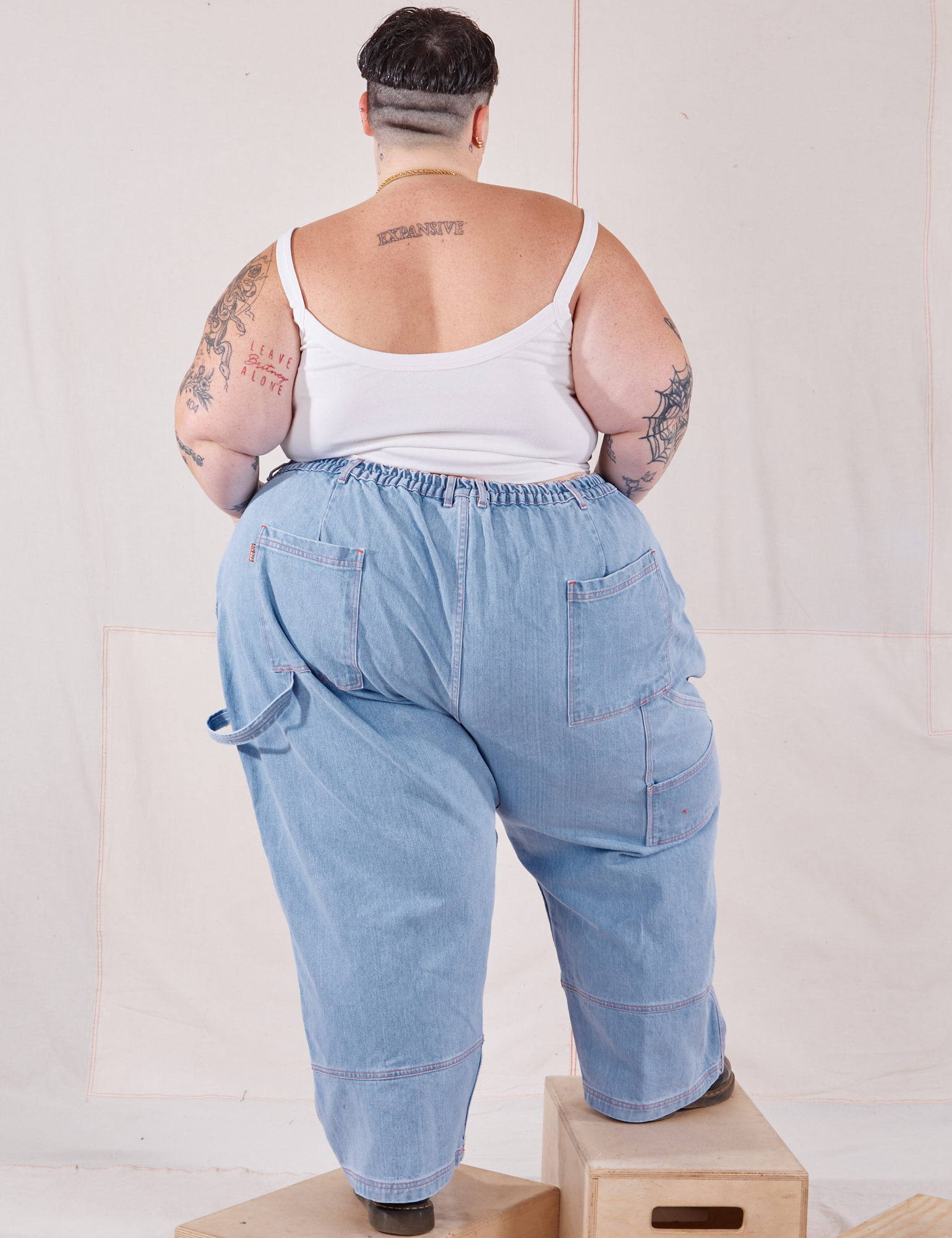 Back view of Petite Carpenter Jeans in Light Wash and vintage off-white Cami on Jordan