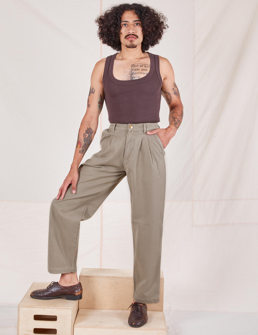 Jesse is 5'8" and wearing XS Heritage Trousers in Khaki Grey paired with espresso brown Tank Top