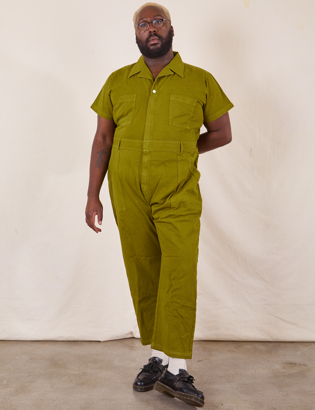Elijah is 6'4" and wearing 4XL Short Sleeve Jumpsuit in Olive Green