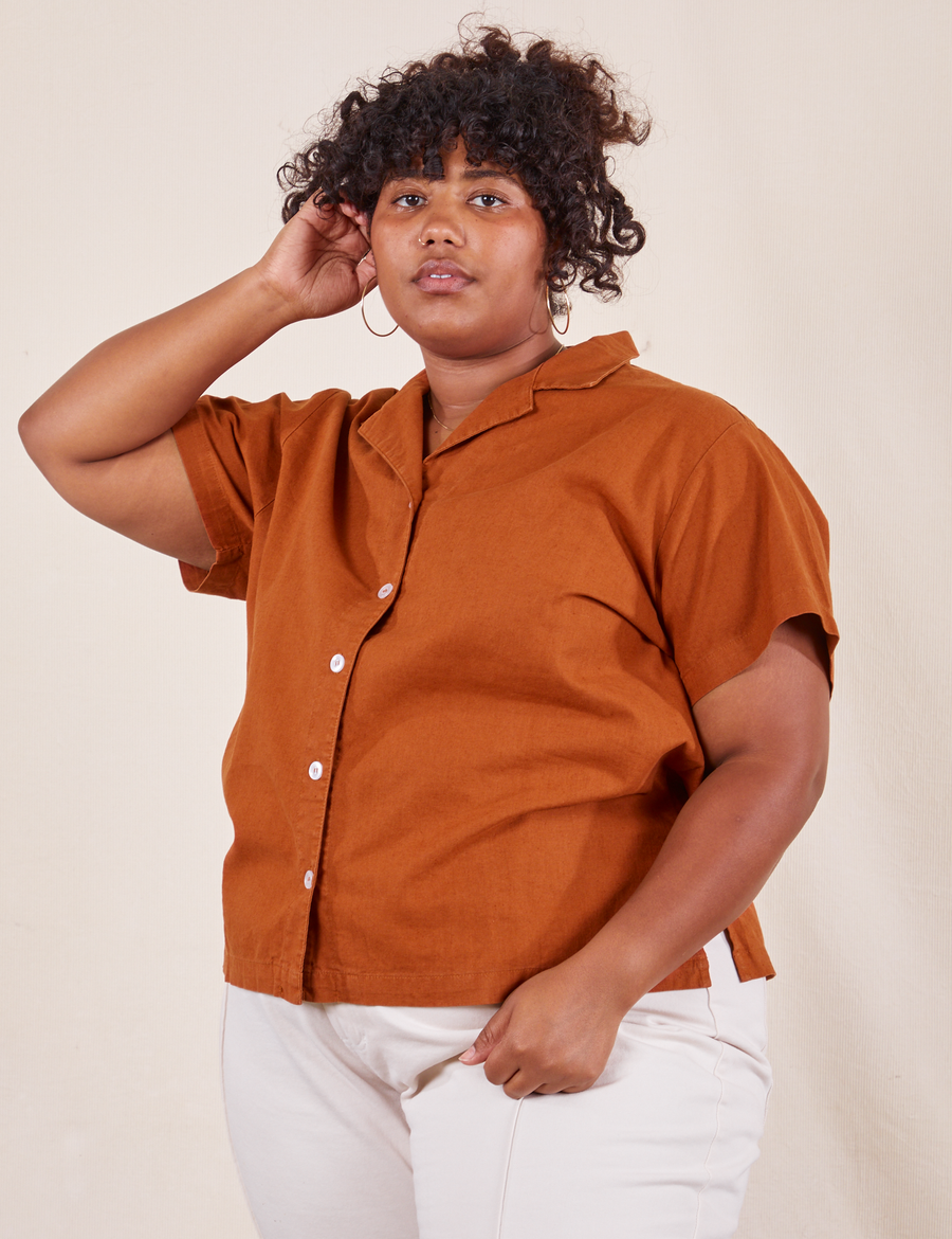 Pantry Button-Up in Burnt Terracotta on Morgan wearing vintage off-white Western Pants